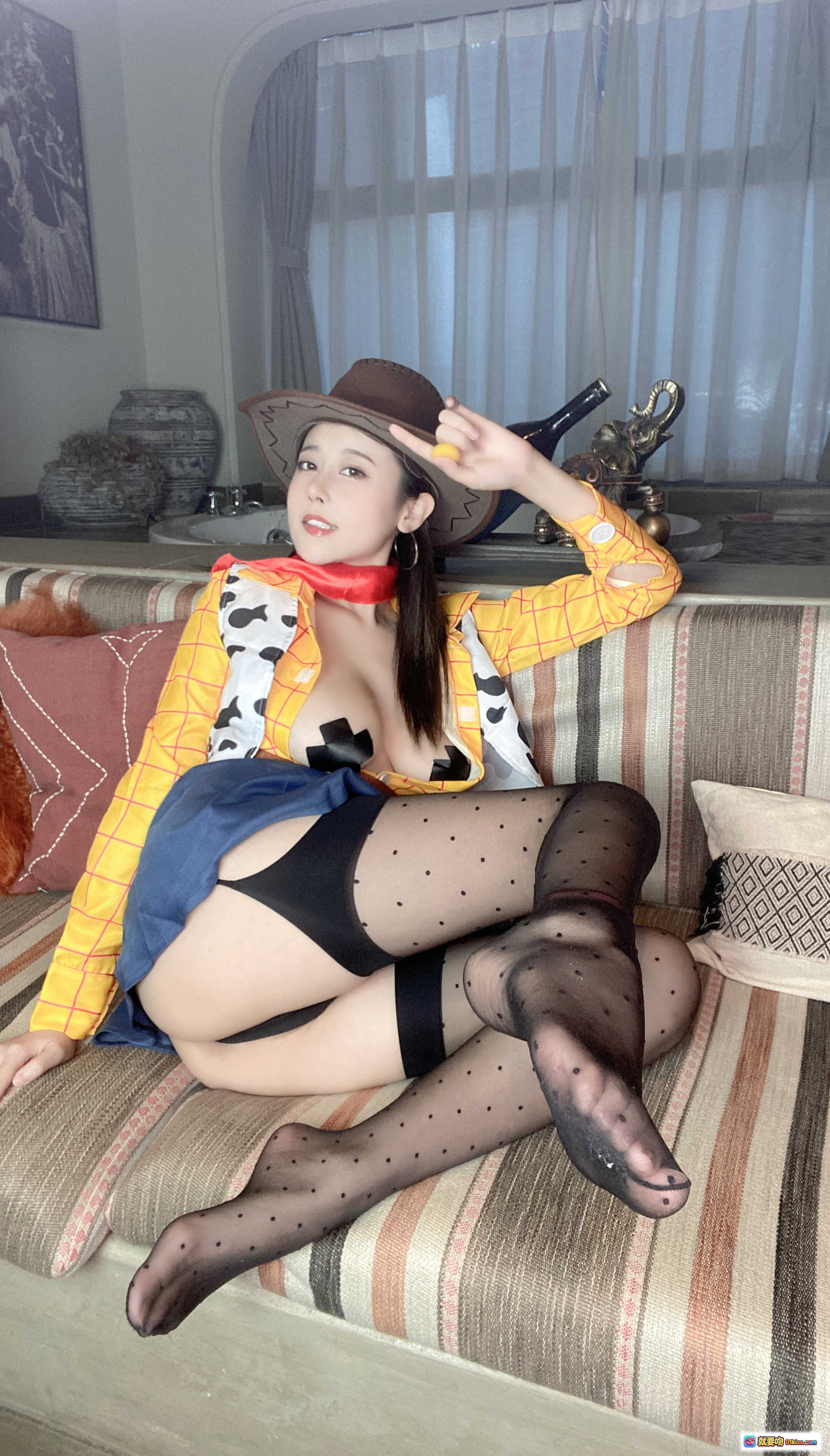 图片[6] - 奈汐酱cos胡迪牛仔装自拍写真 黄格子衬衫红围巾波点丝袜沙发美拍 - 就要吻