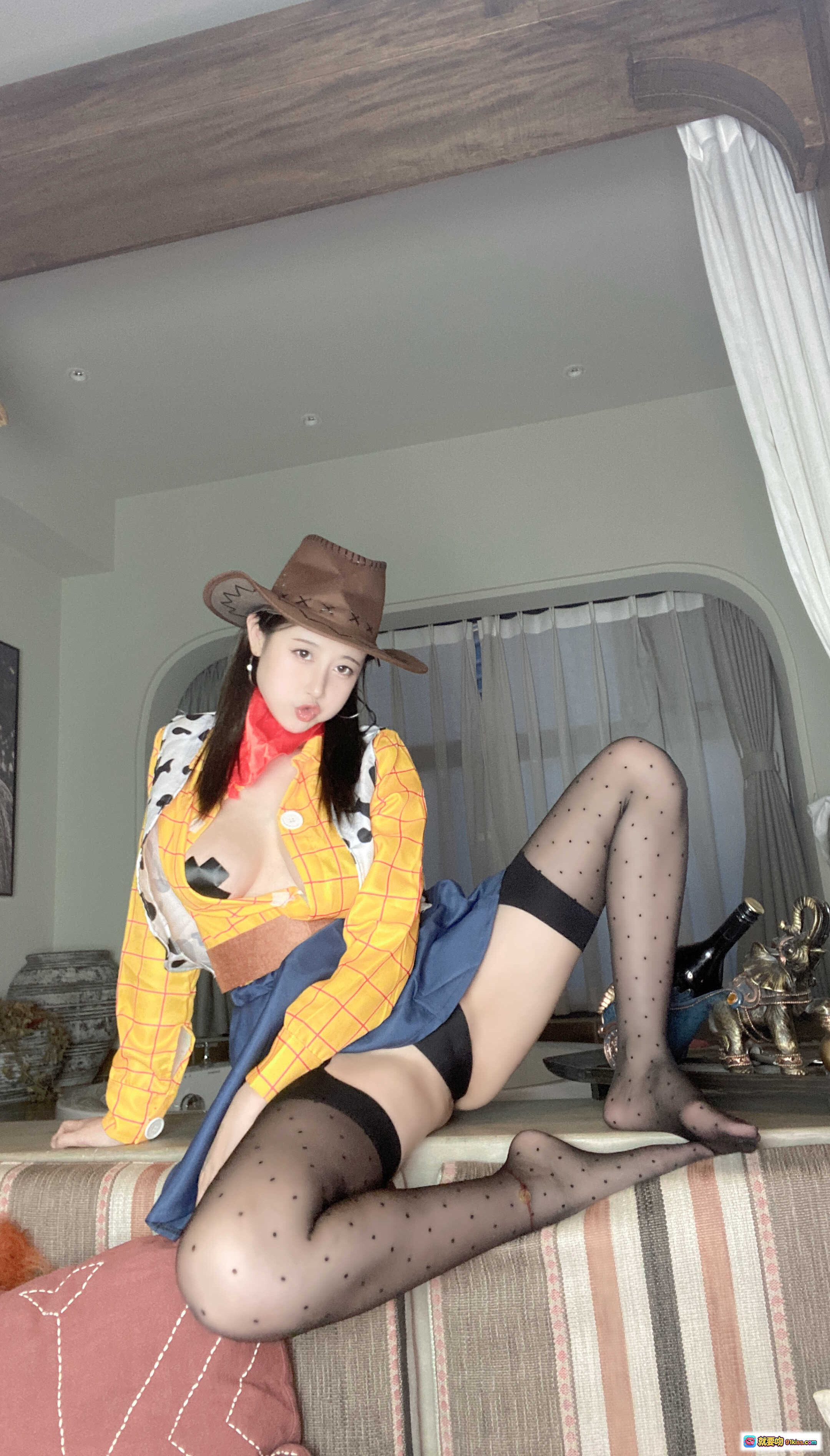 图片[8] - 奈汐酱cos胡迪牛仔装自拍写真 黄格子衬衫红围巾波点丝袜沙发美拍 - 就要吻