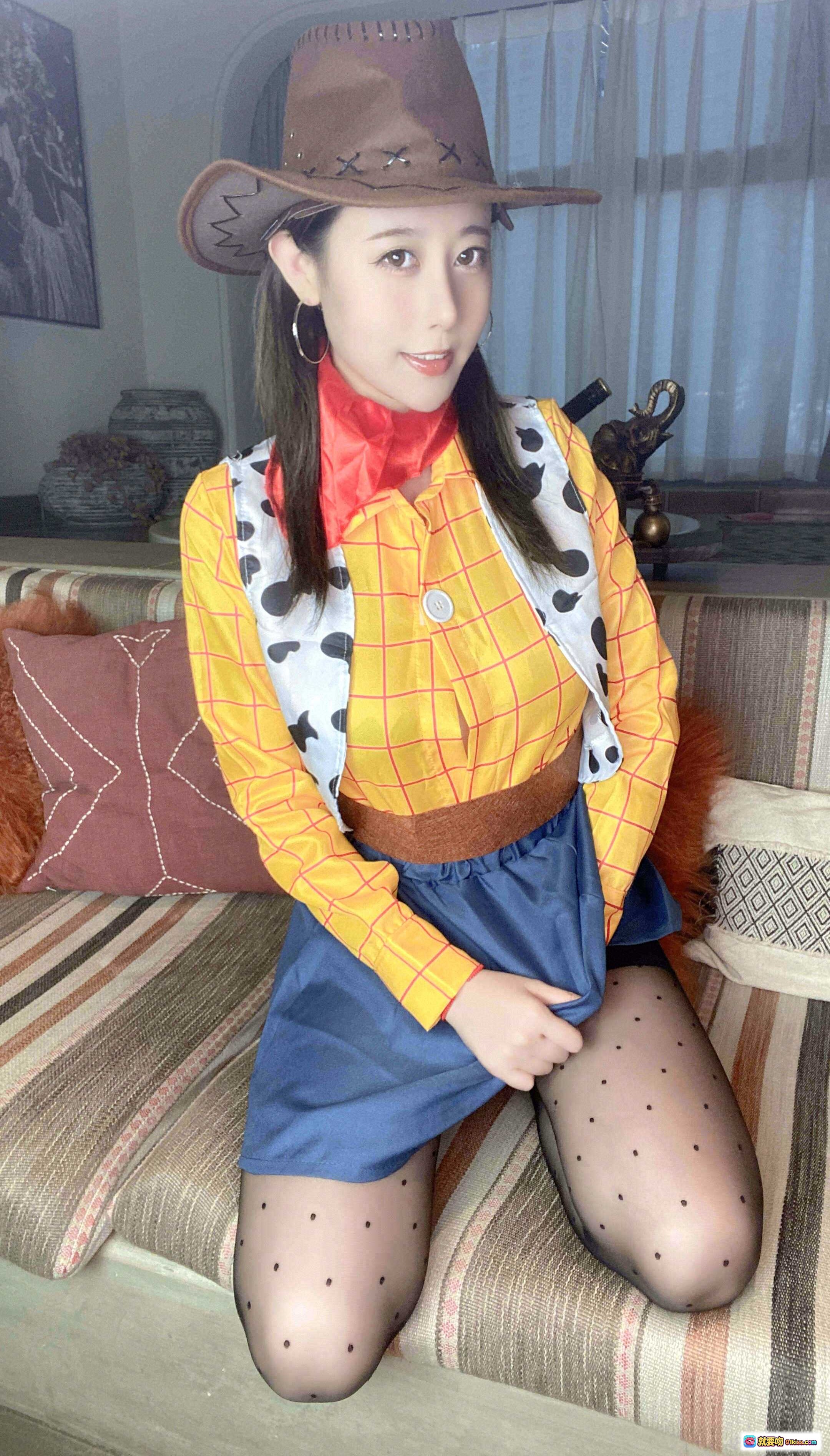 图片[2] - 奈汐酱cos胡迪牛仔装自拍写真 黄格子衬衫红围巾波点丝袜沙发美拍 - 就要吻