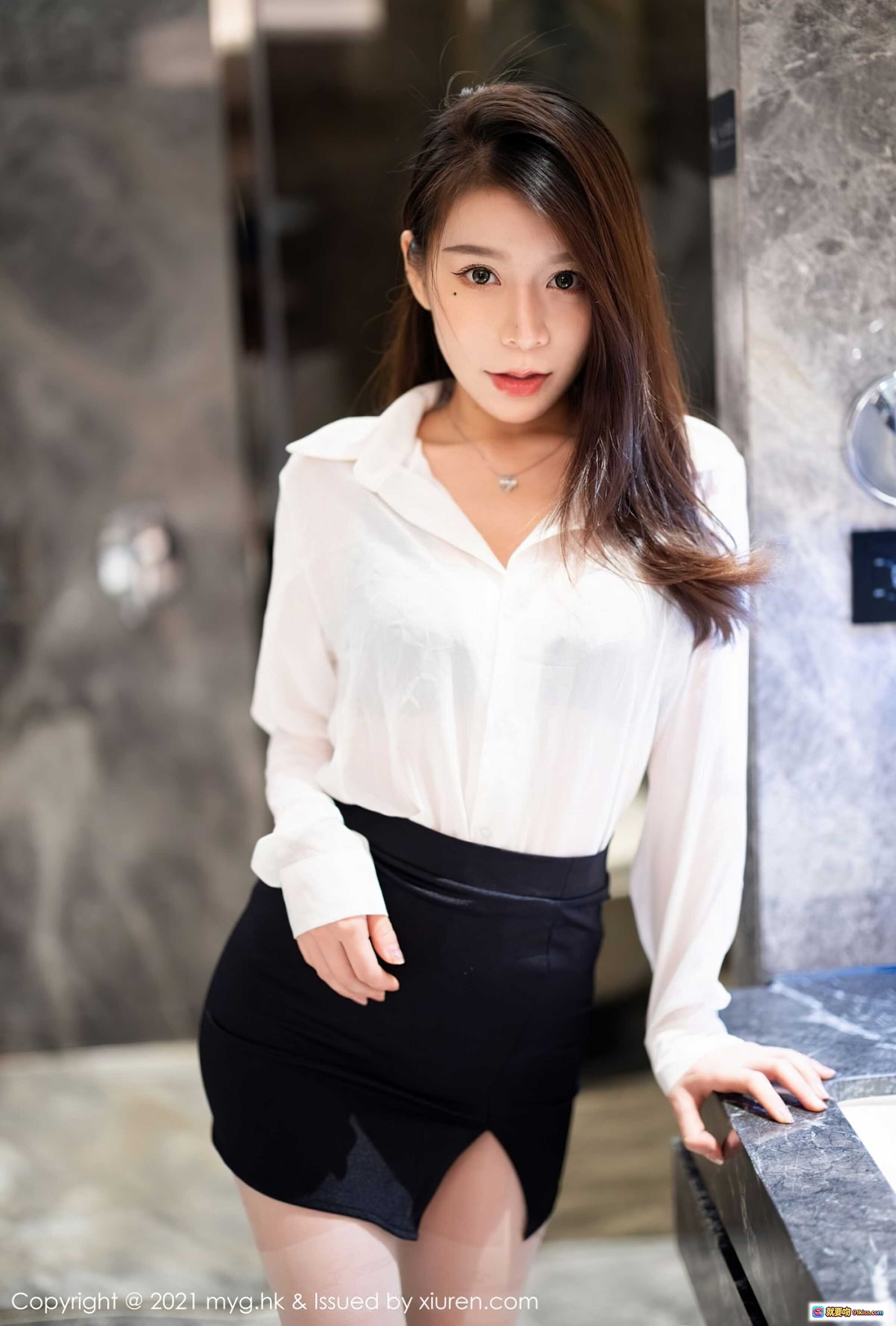 图片[1] - MyGirl美媛馆2021.09.06 Vol.589 vetiver嘉宝贝儿 白衬衫黑短裙职场风写真 优雅性感高清图集 - 就要吻