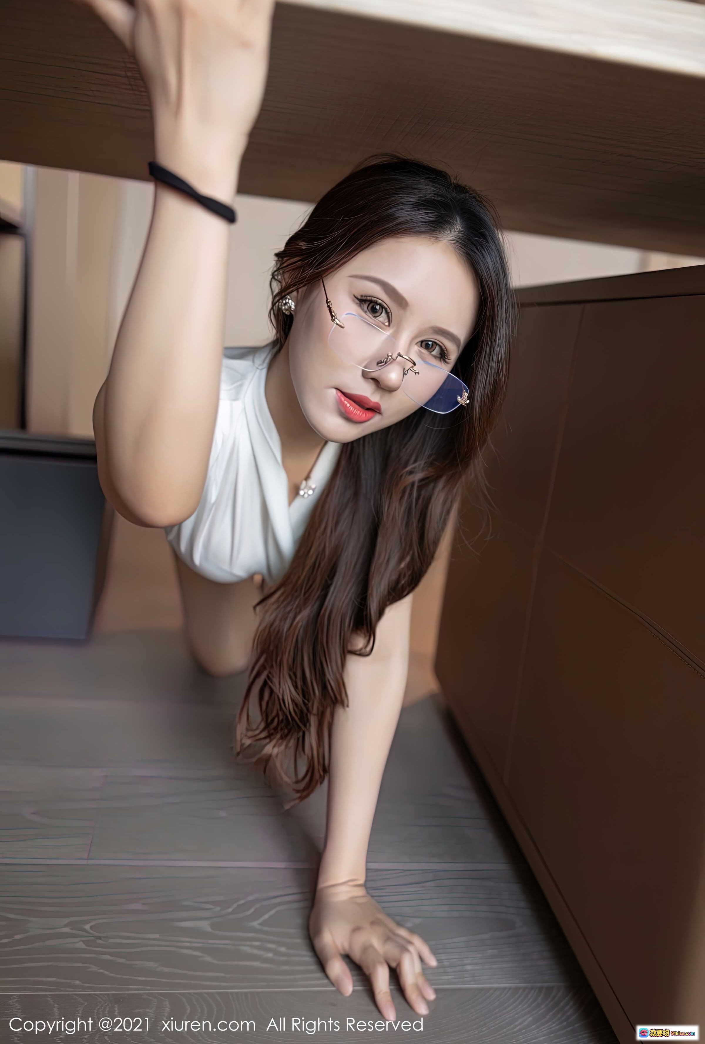 图片[7] - 徐安安性感写真｜白裙眼镜美女跪地姿势｜XiuRen秀人网No.3623高清图集 - 就要吻