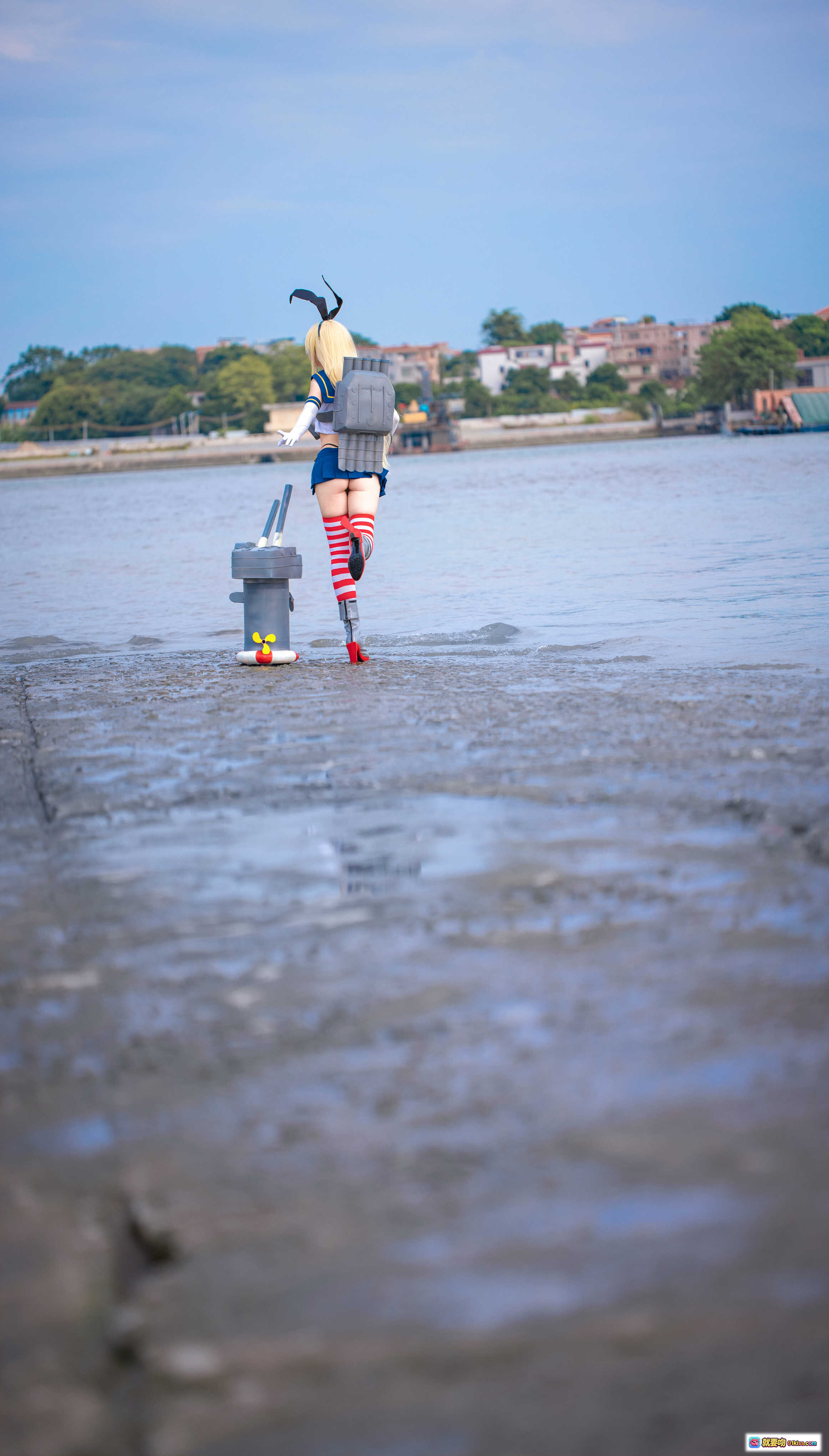 图片[3] - 岛风cosplay海边护栏写真 | 蓝白水手服+红白条纹袜+兔耳发饰 | G44不会受伤NO.048高清24P美图 - 就要吻