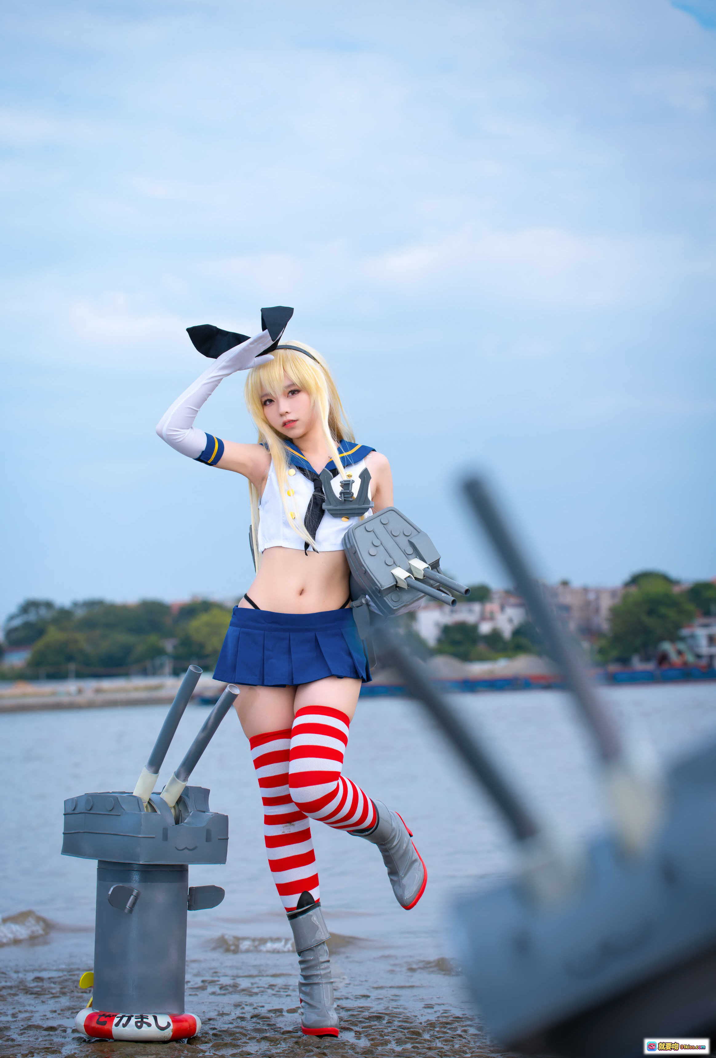 图片[6] - 岛风cosplay海边护栏写真 | 蓝白水手服+红白条纹袜+兔耳发饰 | G44不会受伤NO.048高清24P美图 - 就要吻