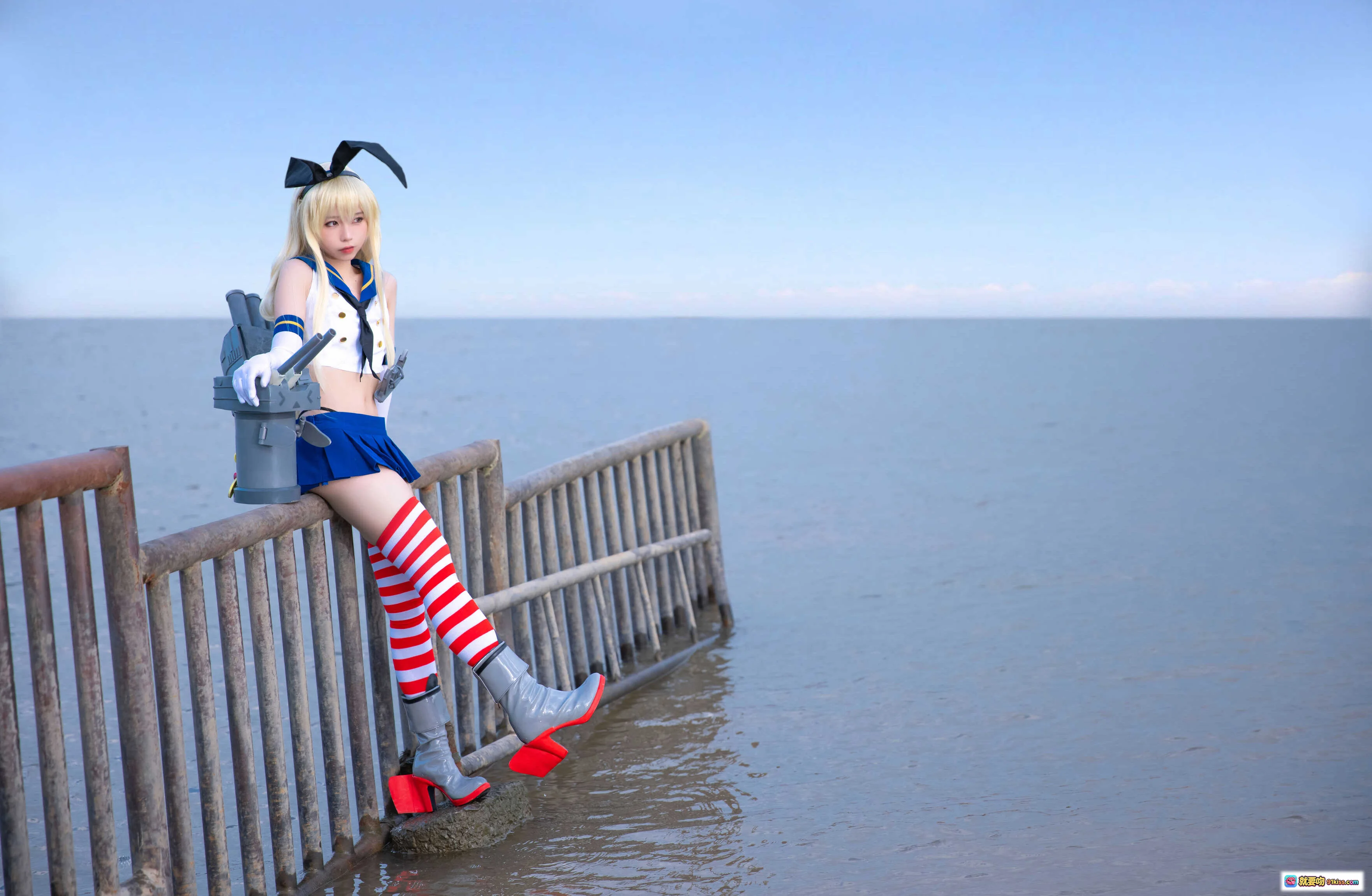 岛风cosplay海边护栏写真 | 蓝白水手服+红白条纹袜+兔耳发饰 | G44不会受伤NO.048高清24P美图 - 就要吻