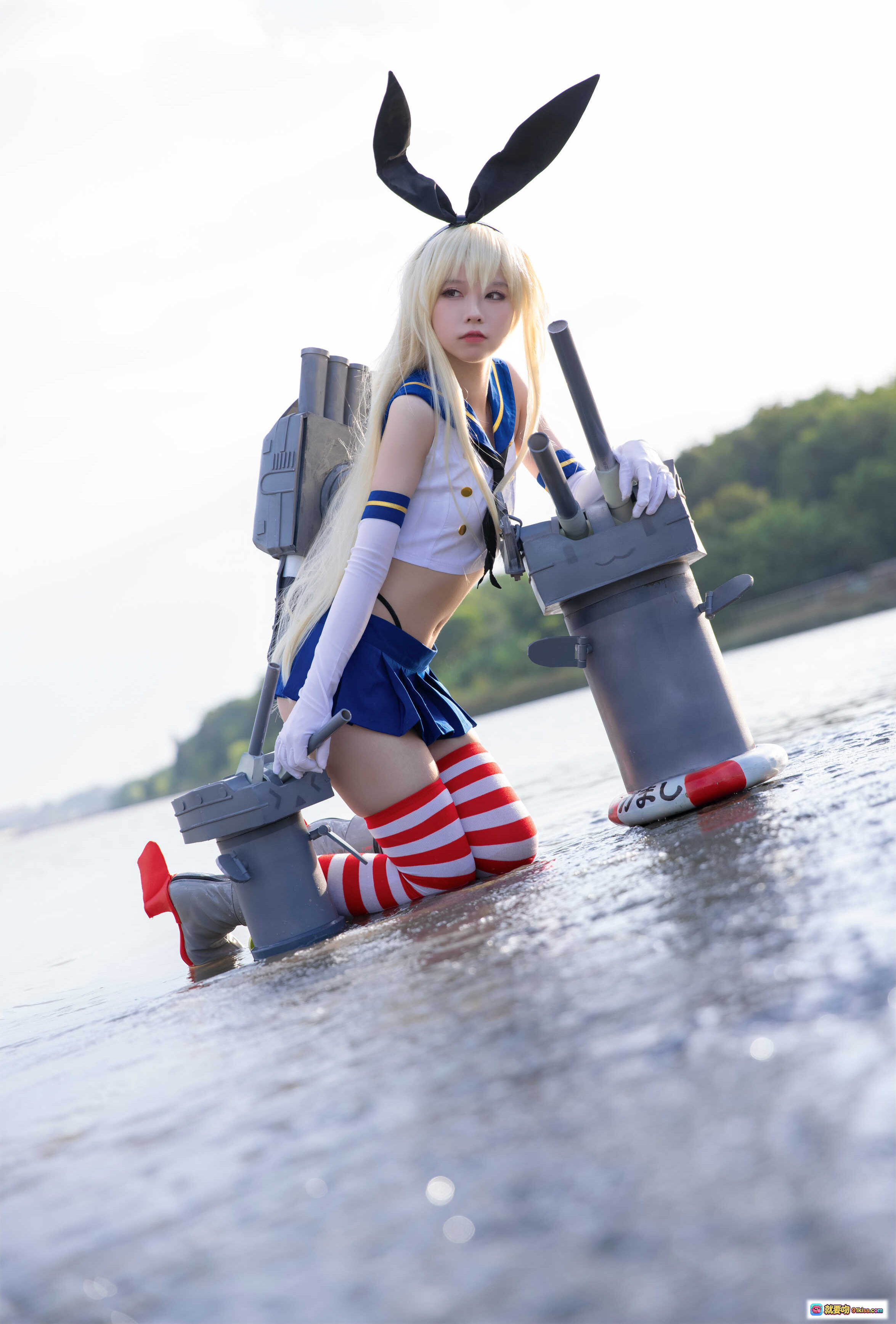 图片[8] - 岛风cosplay海边护栏写真 | 蓝白水手服+红白条纹袜+兔耳发饰 | G44不会受伤NO.048高清24P美图 - 就要吻