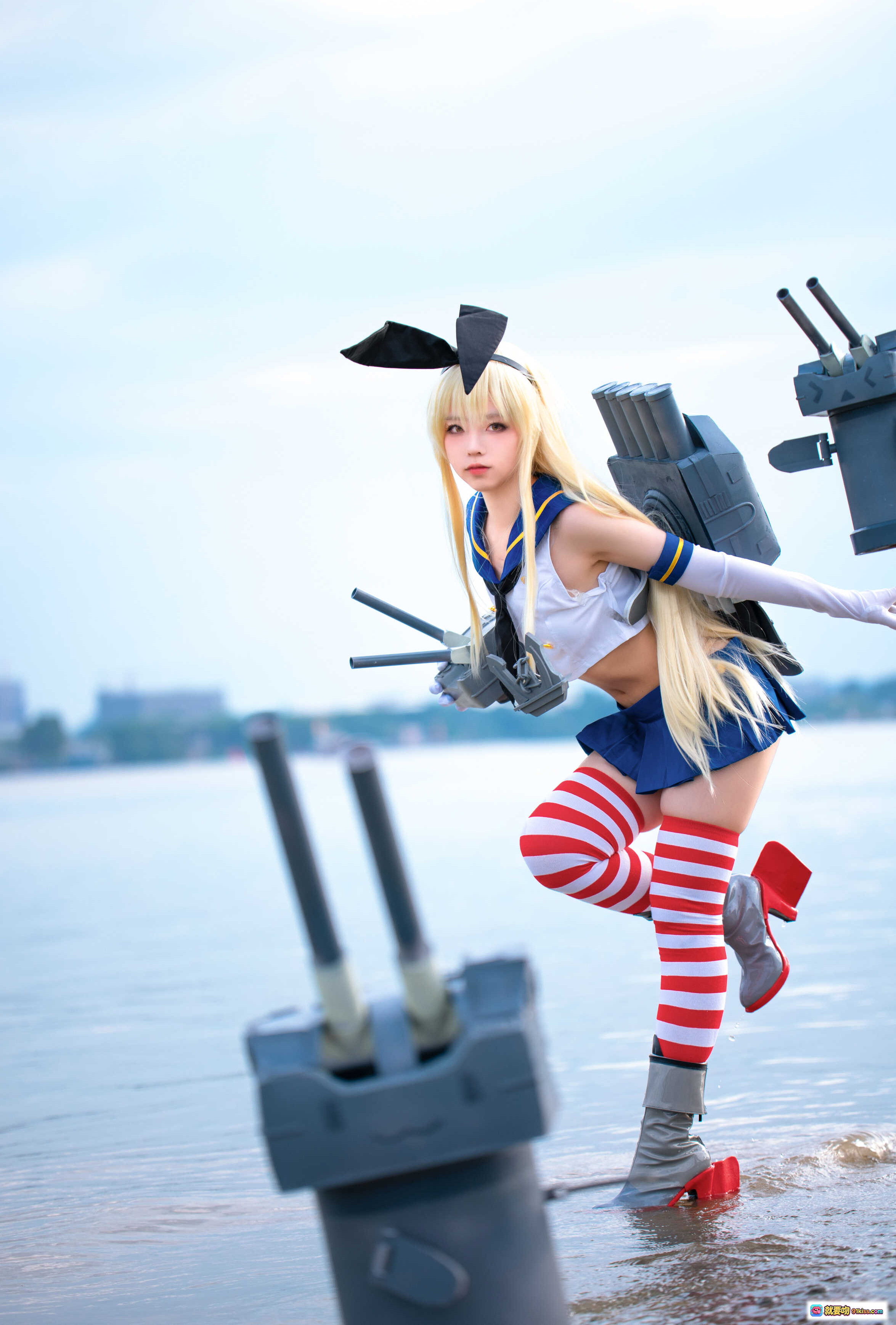 图片[2] - 岛风cosplay海边护栏写真 | 蓝白水手服+红白条纹袜+兔耳发饰 | G44不会受伤NO.048高清24P美图 - 就要吻