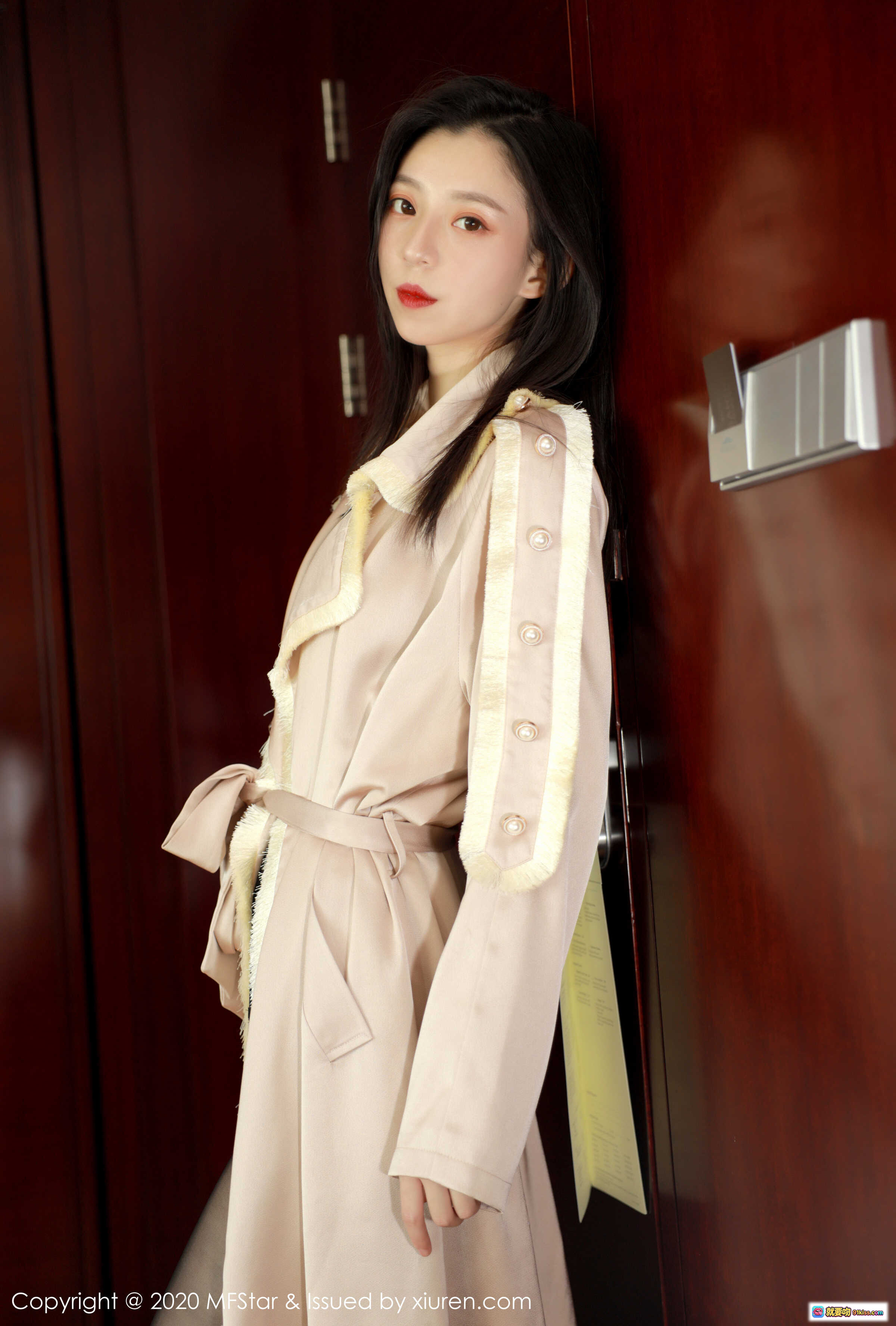 图片[5] - 言沫MFStar模范学院2020.05.08 VOL.325 粉色风衣搭配链条包 优雅气质写真61张高清图集 - 就要吻