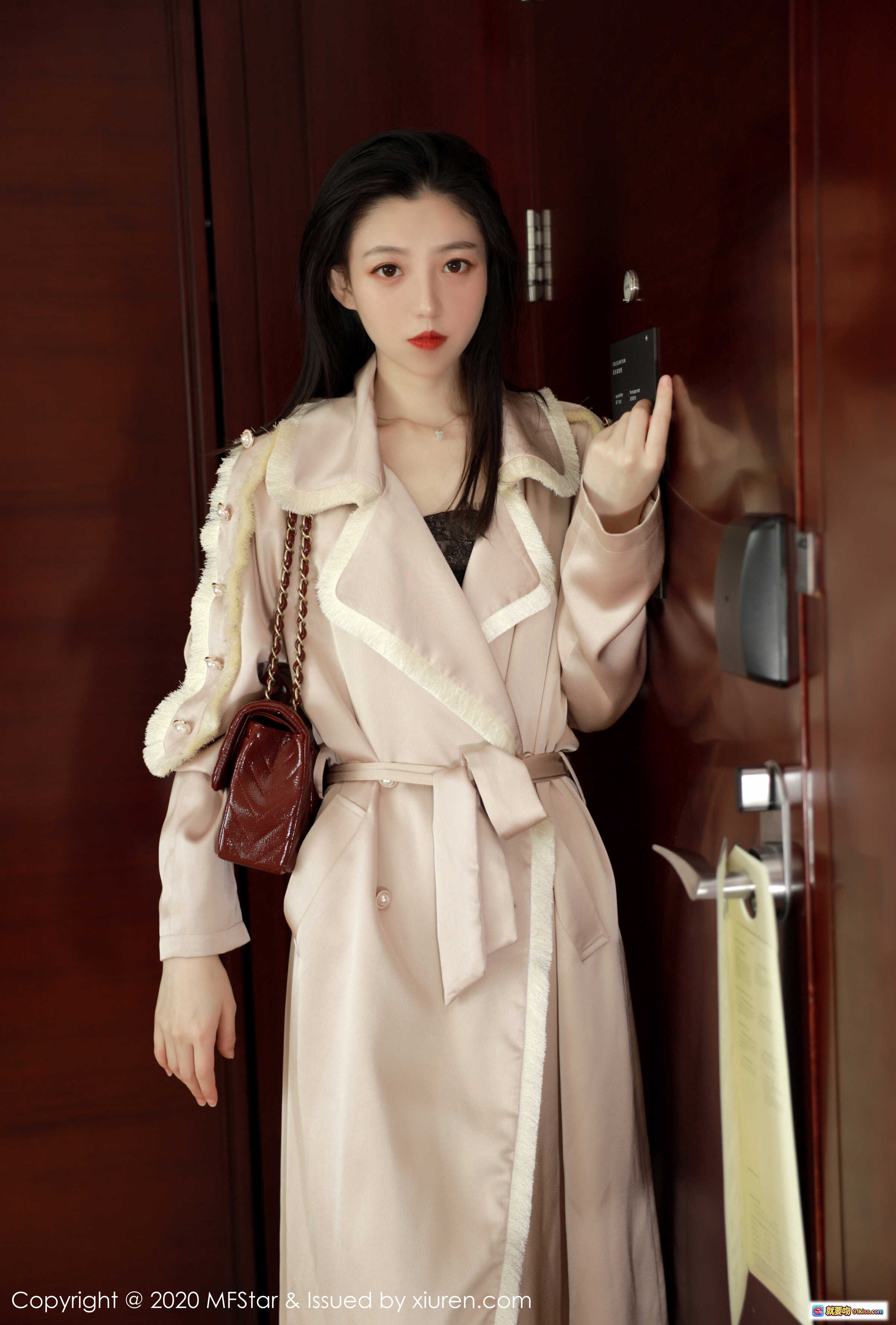 图片[1] - 言沫MFStar模范学院2020.05.08 VOL.325 粉色风衣搭配链条包 优雅气质写真61张高清图集 - 就要吻