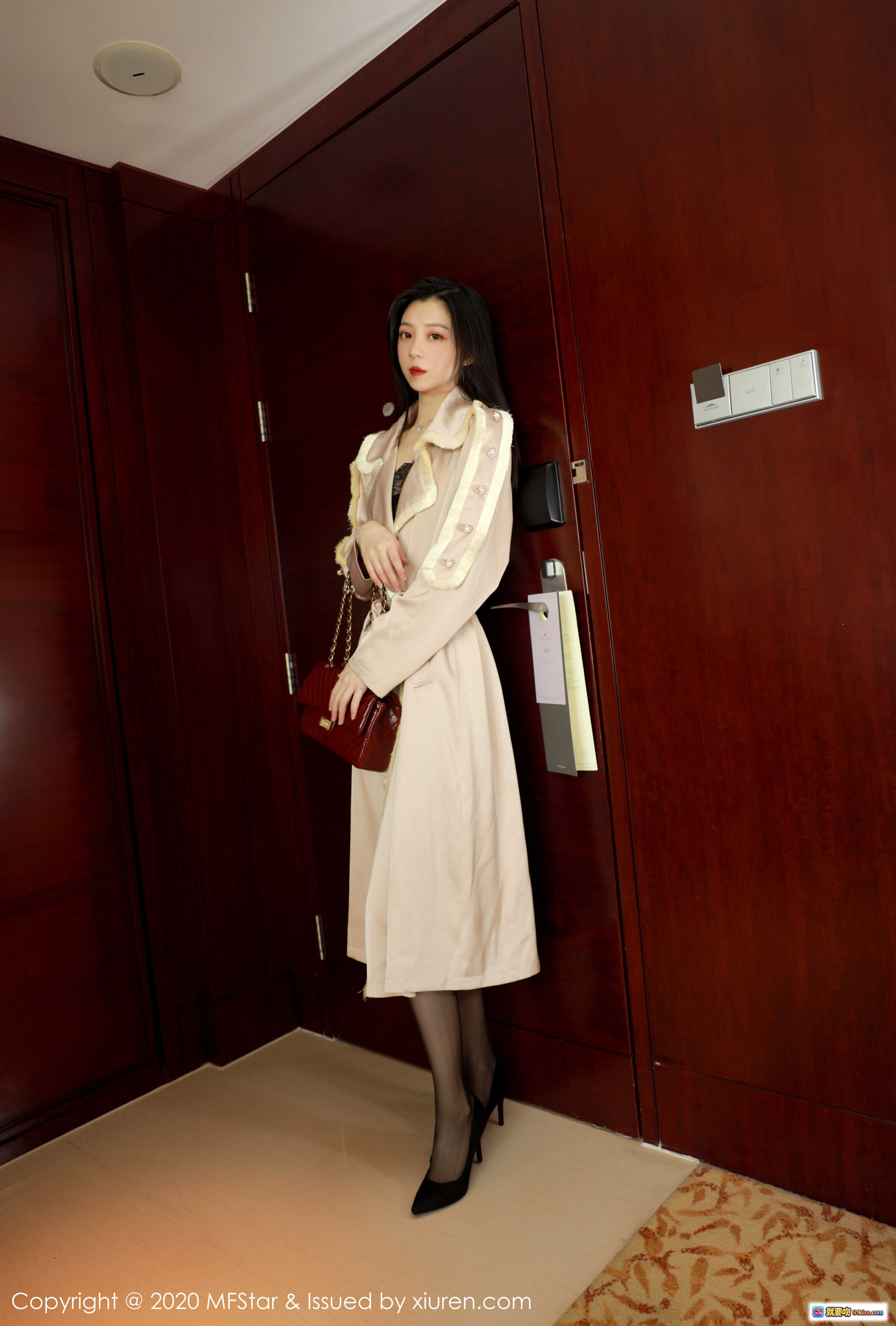 图片[3] - 言沫MFStar模范学院2020.05.08 VOL.325 粉色风衣搭配链条包 优雅气质写真61张高清图集 - 就要吻