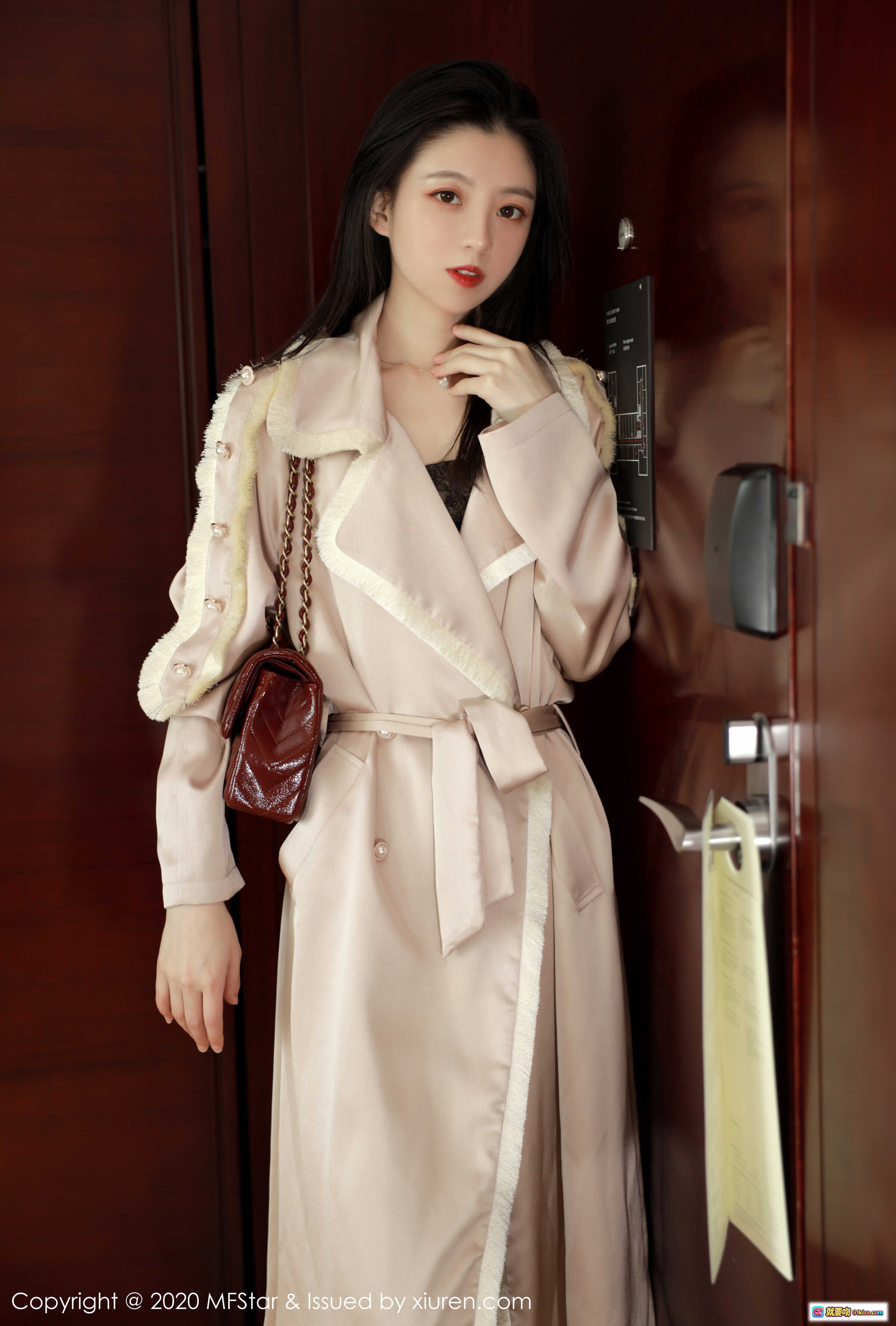 图片[2] - 言沫MFStar模范学院2020.05.08 VOL.325 粉色风衣搭配链条包 优雅气质写真61张高清图集 - 就要吻