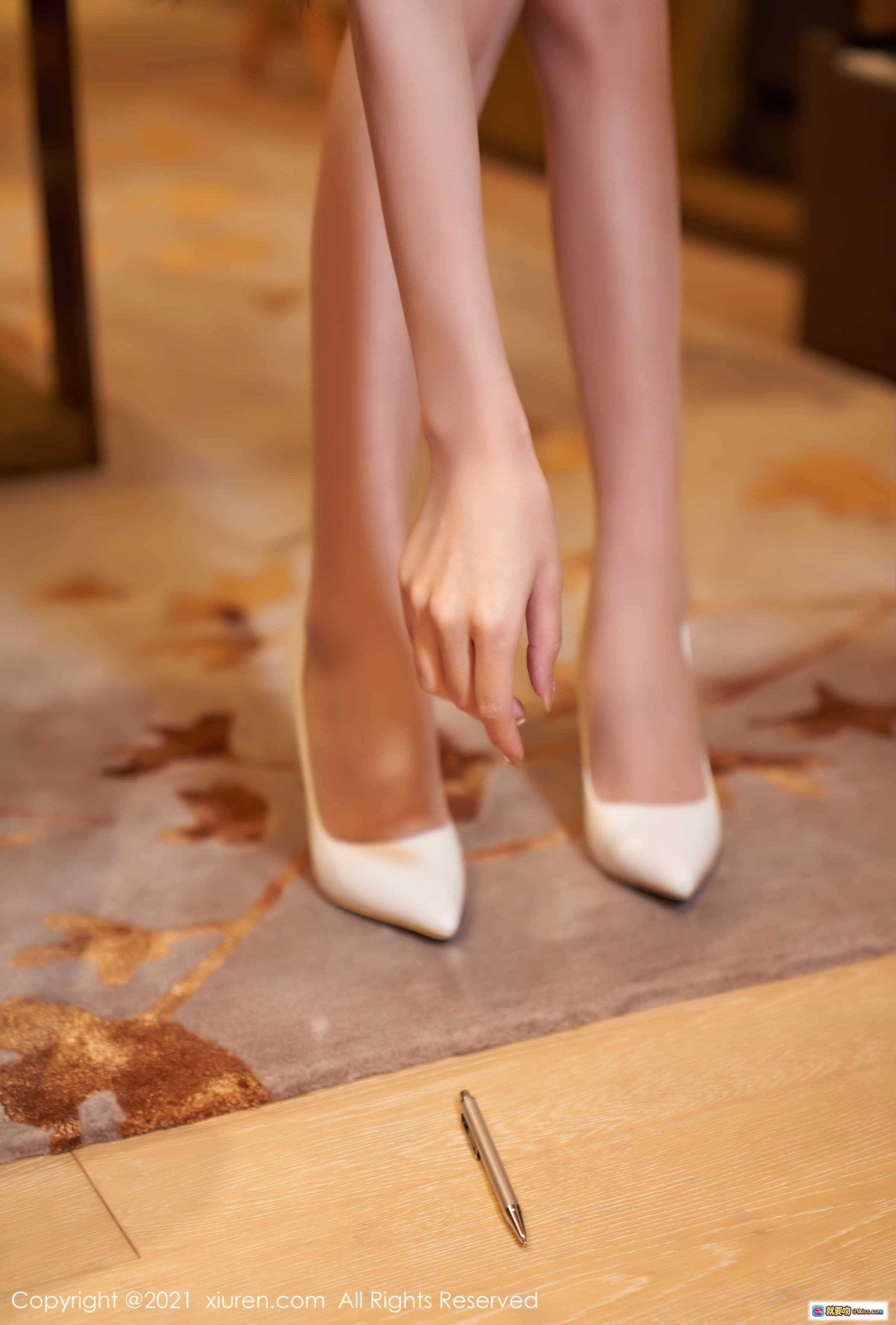 图片[4] - 周于希Sandy优雅办公写真｜黑色蕾丝透视上衣搭配白色短裙｜ MacBook桌面场景｜室内暖光氛围感大片 - 就要吻