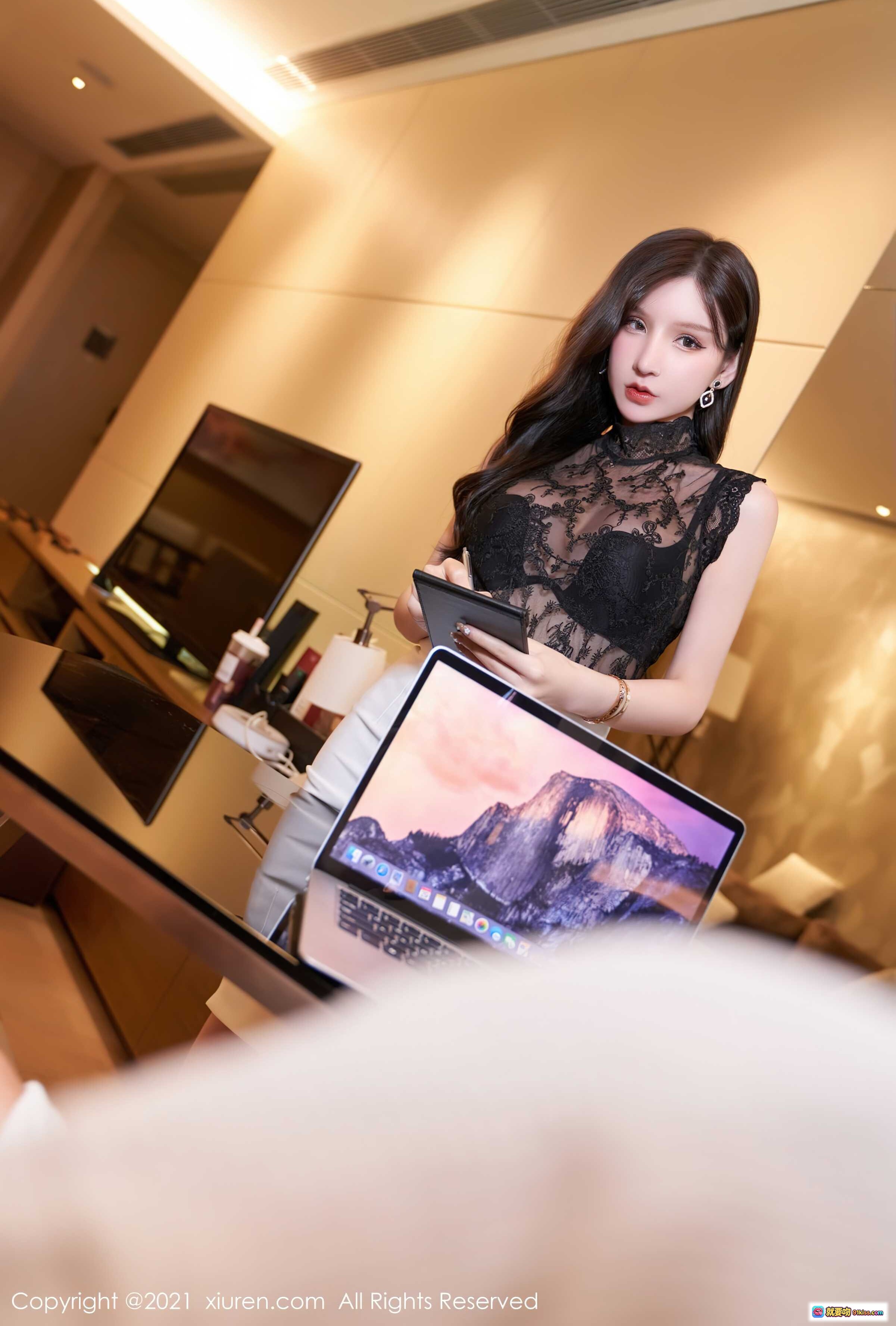 图片[9] - 周于希Sandy优雅办公写真｜黑色蕾丝透视上衣搭配白色短裙｜ MacBook桌面场景｜室内暖光氛围感大片 - 就要吻