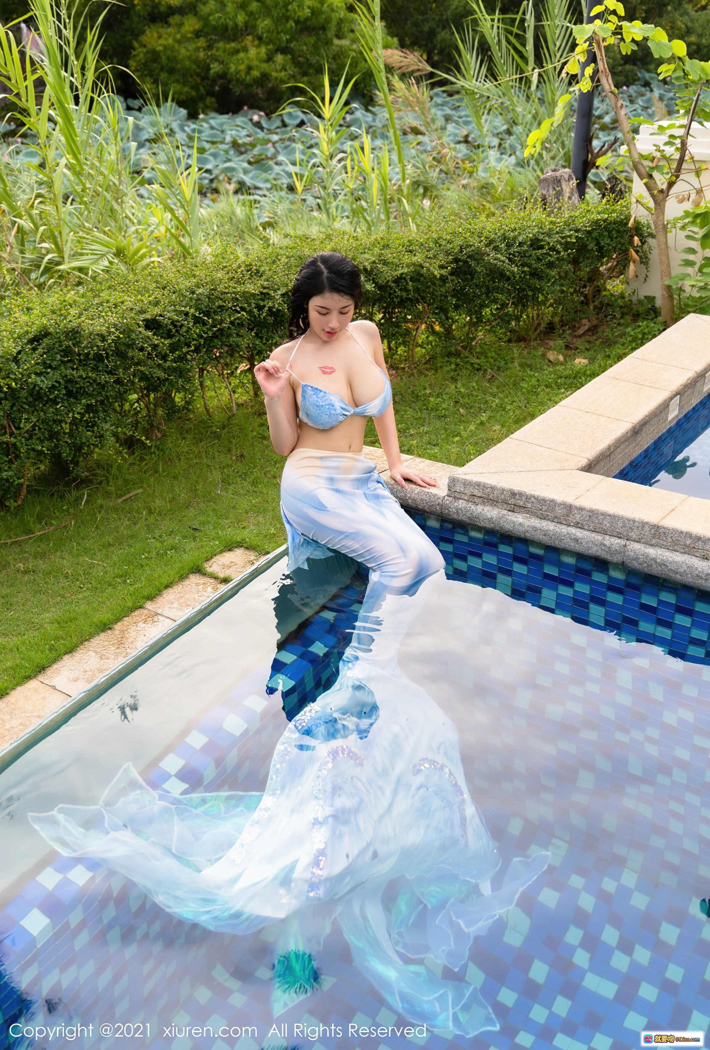 图片[1] - 美七Mia泳池写真｜蓝色比基尼+飘逸纱裙｜花园绿植环绕｜清新自然风｜XiuRen秀人网2021.08.25 No.3849 - 就要吻