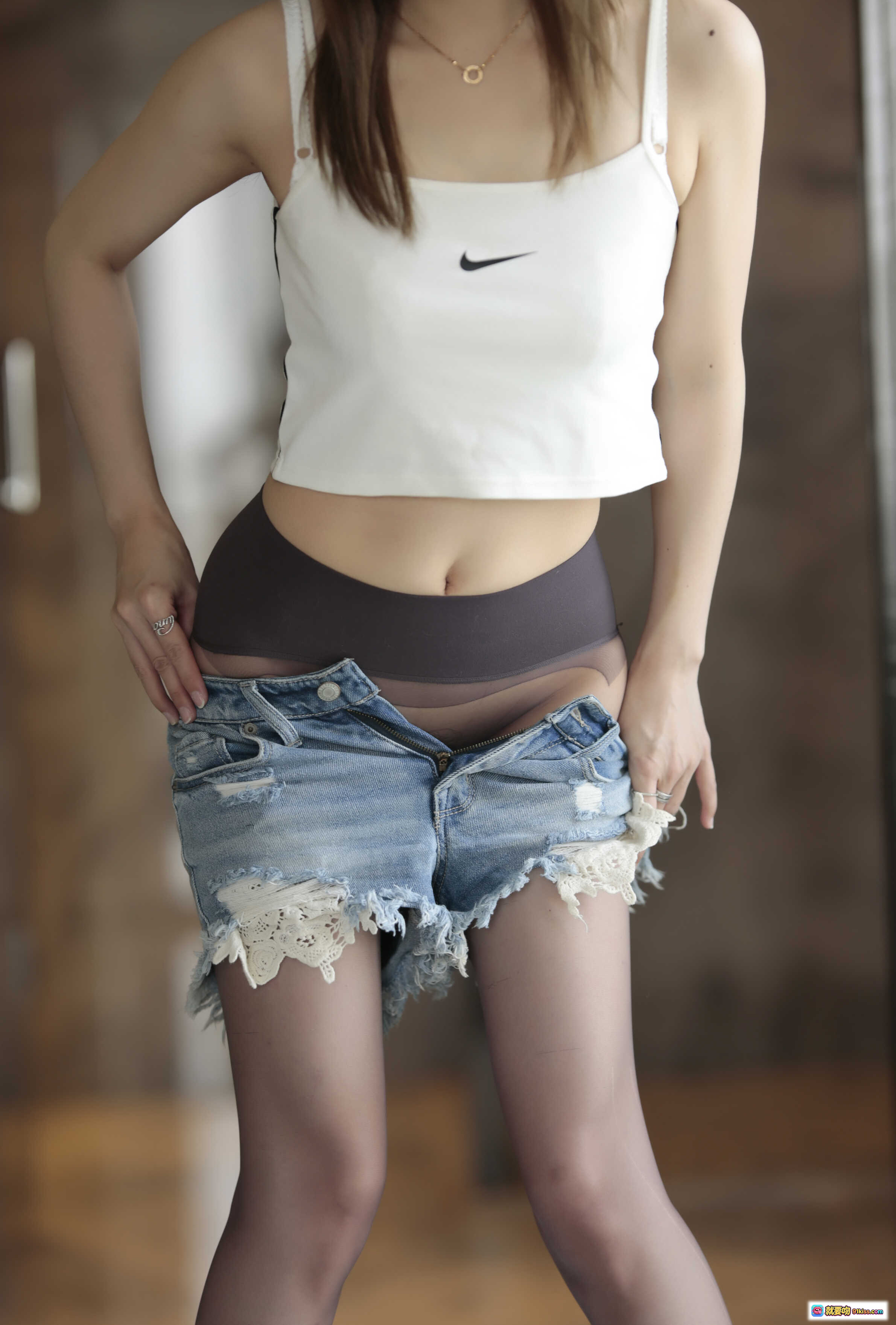 图片[9] - 小女巫露娜NO.031牛仔短裤写真｜高马尾白背心蕾丝边破洞热裤阳光窗边私房照 - 就要吻