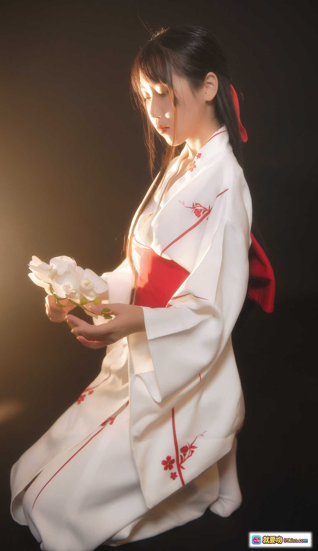 图片[4] - 不呆猫NO.022和服写真｜白底红樱刺绣和风少女手持白花逆光人像摄影39P高清图集 - 就要吻