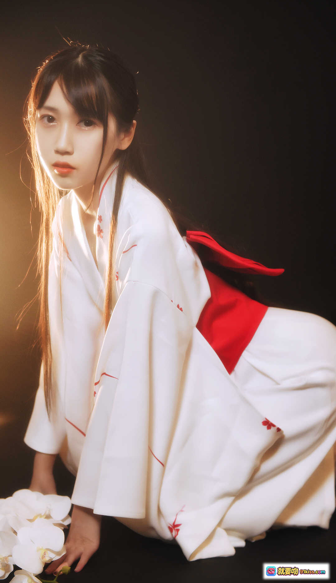 图片[6] - 不呆猫NO.022和服写真｜白底红樱刺绣和风少女手持白花逆光人像摄影39P高清图集 - 就要吻