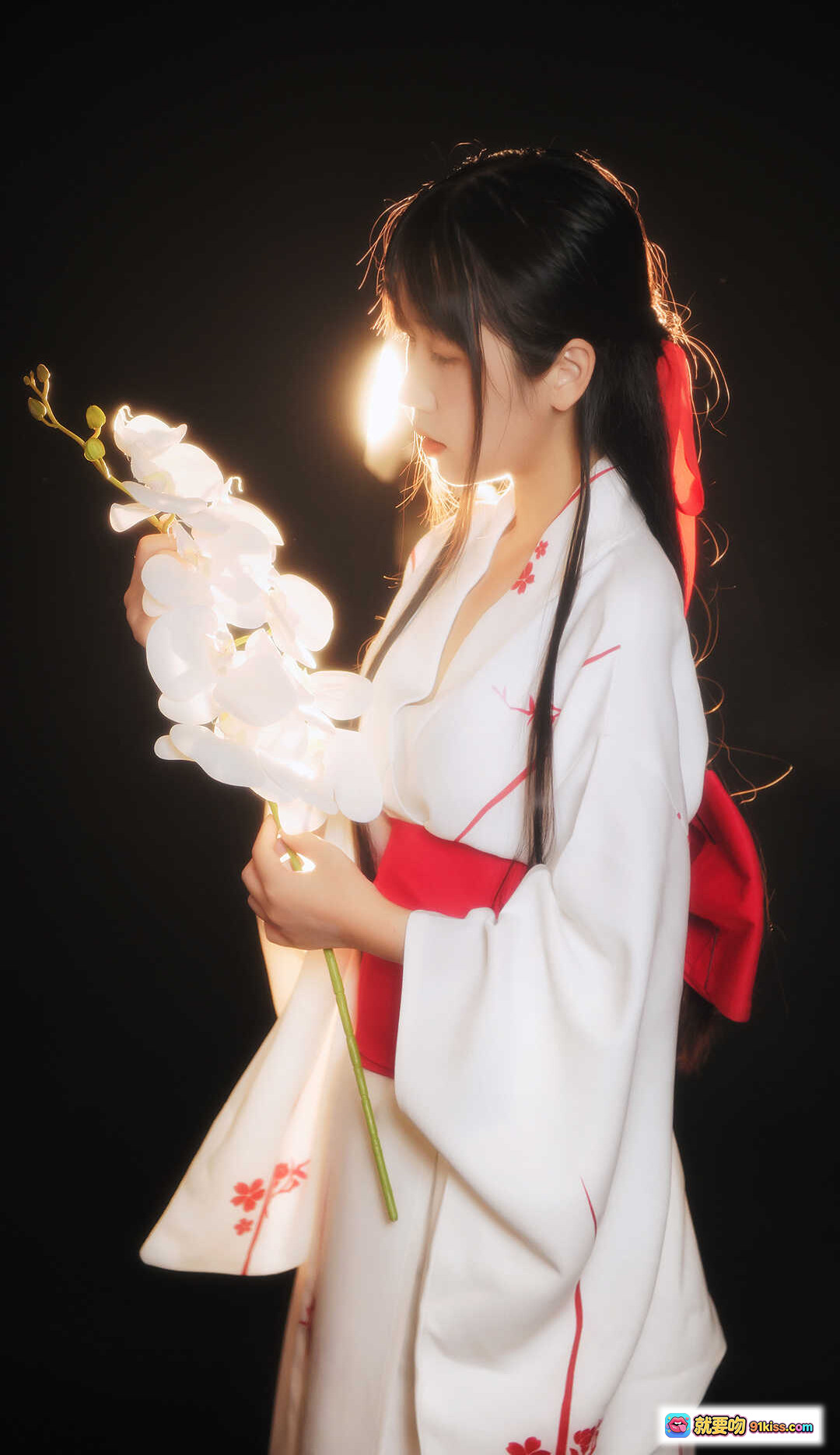 图片[10] - 不呆猫NO.022和服写真｜白底红樱刺绣和风少女手持白花逆光人像摄影39P高清图集 - 就要吻