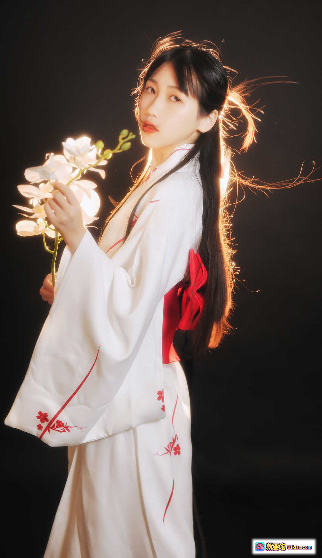 图片[1] - 不呆猫NO.022和服写真｜白底红樱刺绣和风少女手持白花逆光人像摄影39P高清图集 - 就要吻