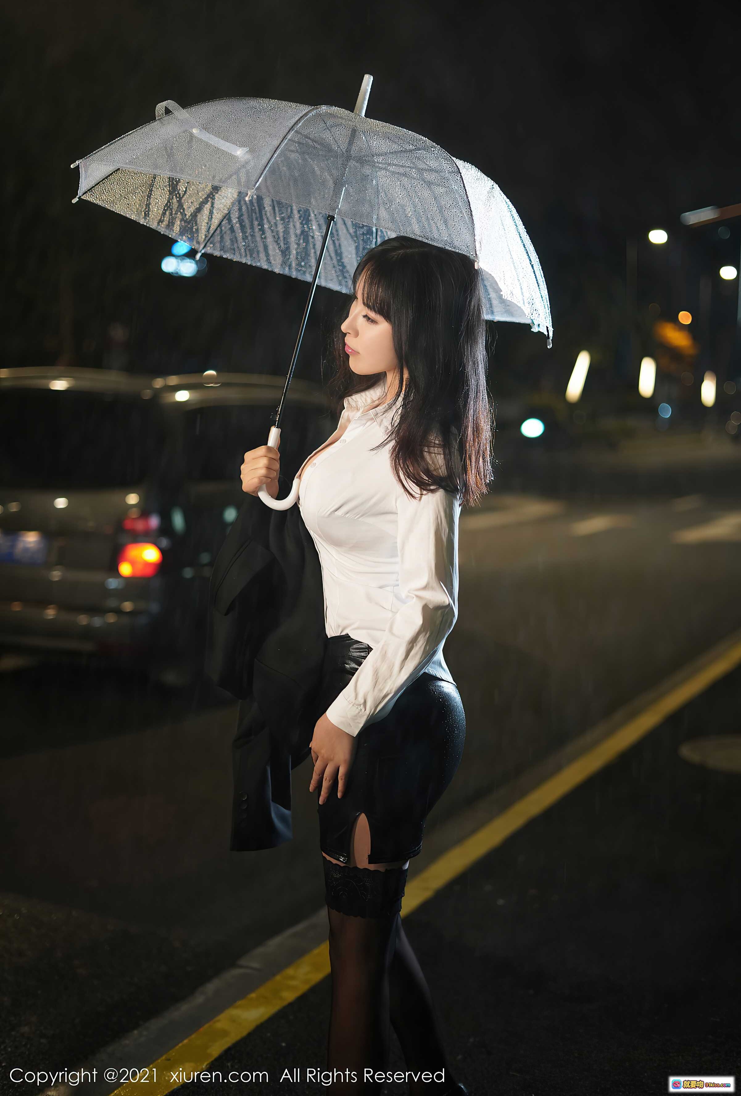 图片[8] - 乔漫妮雨夜撑伞写真｜白衬衫深V性感造型｜夜景灯光朦胧氛围｜秀人网2021精选高清图集 - 就要吻
