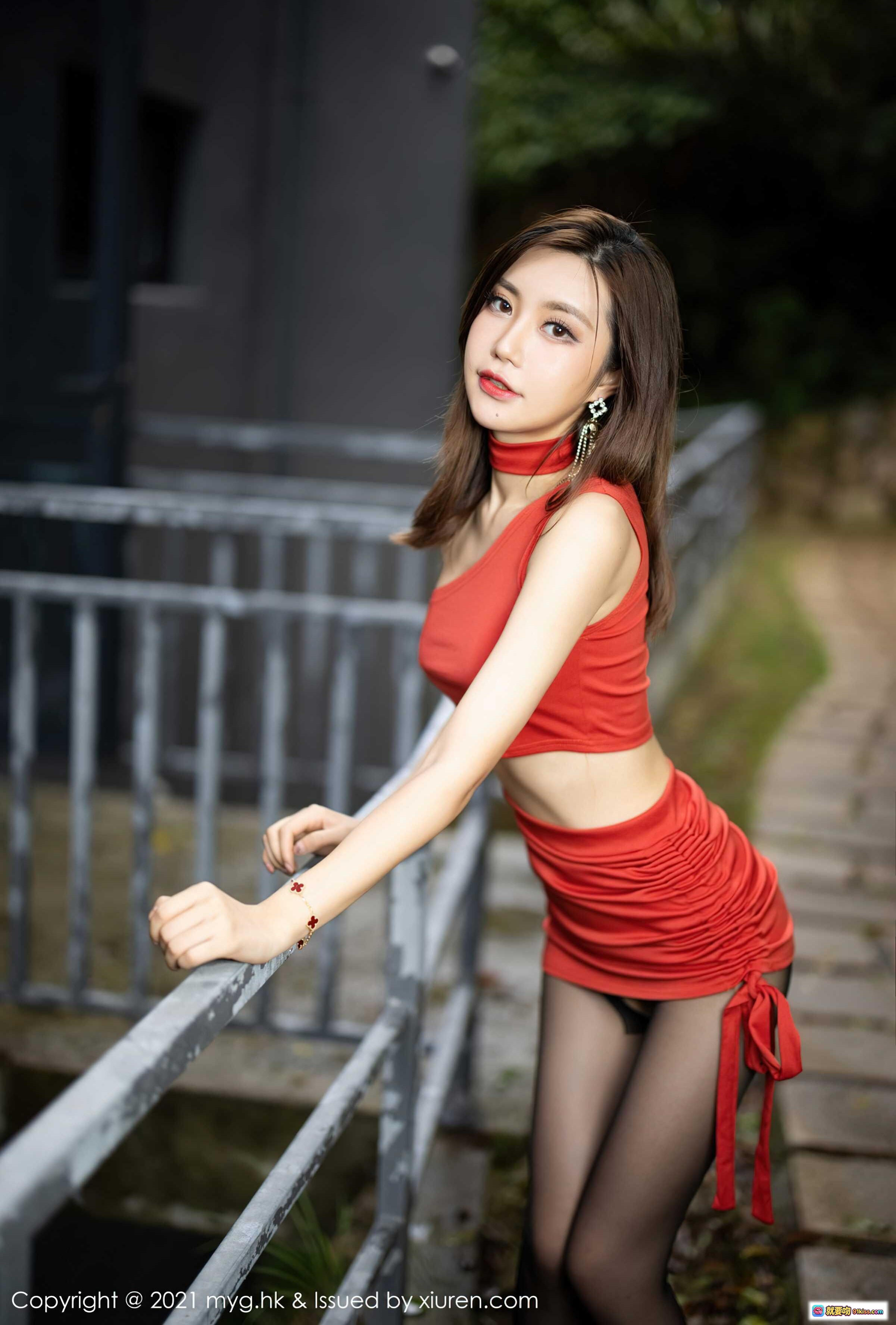 图片[7] - 绮里嘉ula红裙黑丝美腿写真 | MyGirl美媛馆2021.08.31 Vol.585户外石径性感造型 - 就要吻