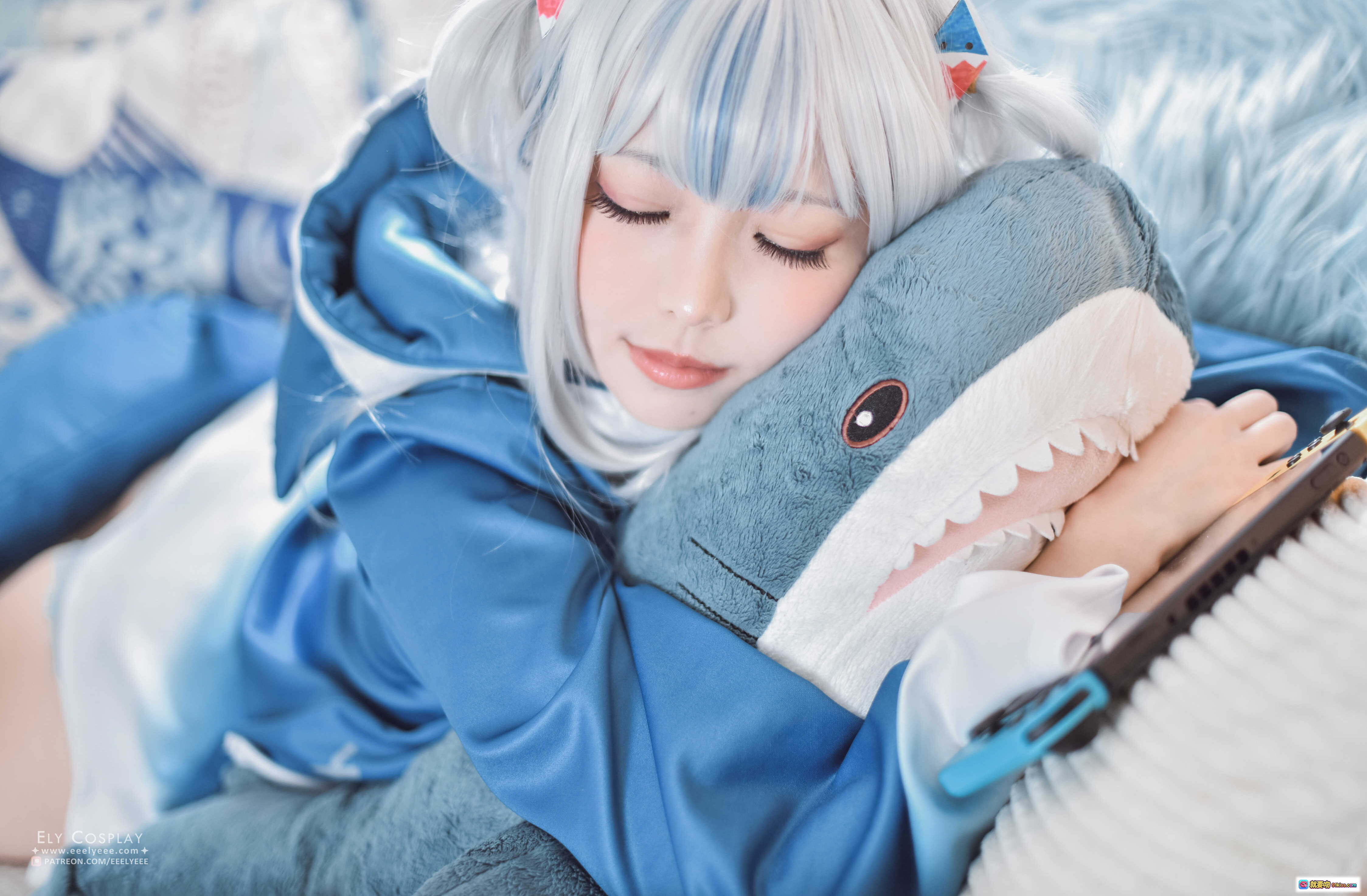 ElyEE子NO.070噶呜·古拉小鲨鲨cosplay蓝发少女抱鲨鱼玩偶萌系写真44P高清图集 - 就要吻