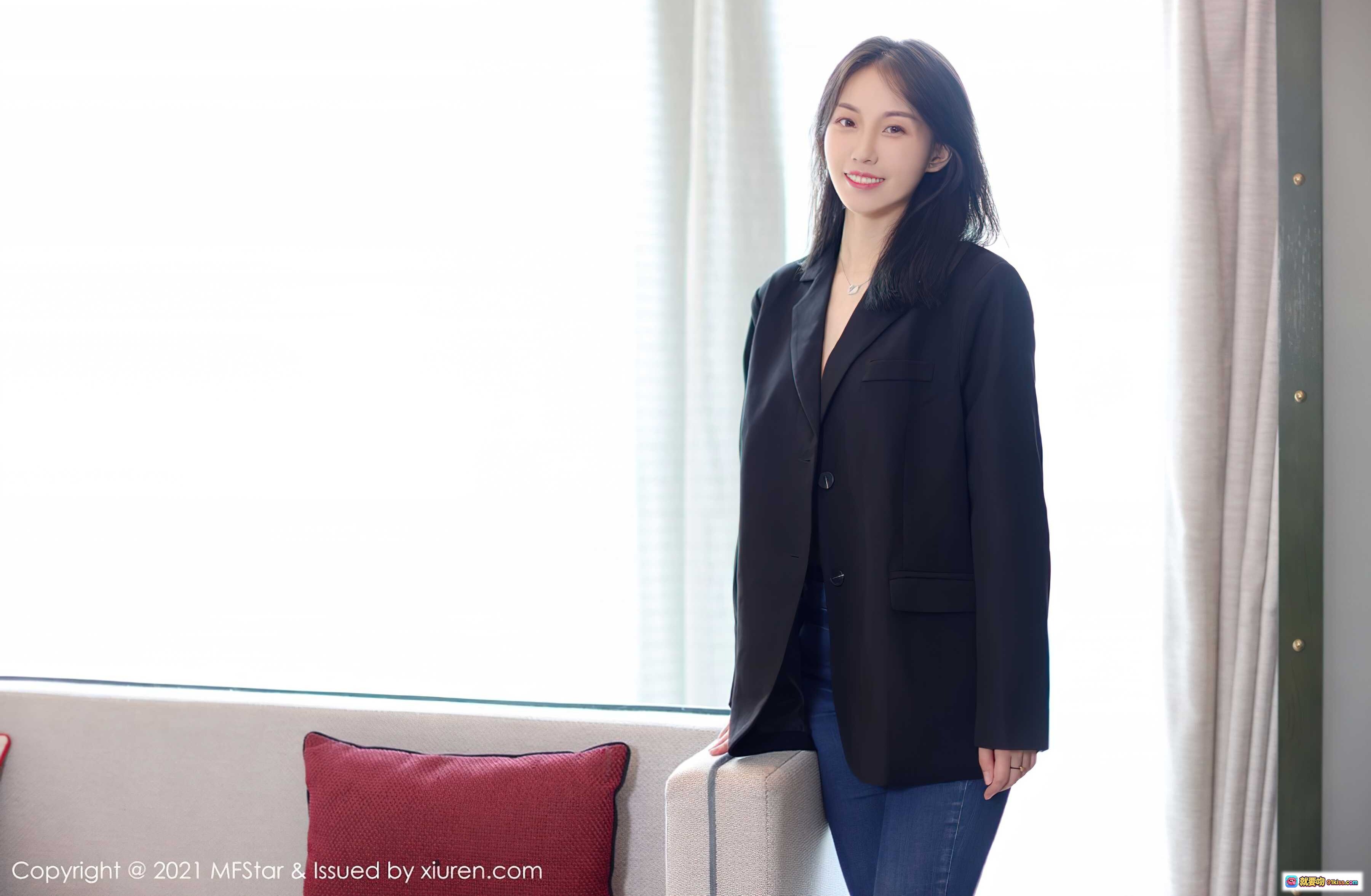 图片[3] - 黑色西装外套搭配紧身牛仔裤时尚写真 | 高跟鞋优雅造型 | 室内窗边自然光人像摄影 - 就要吻