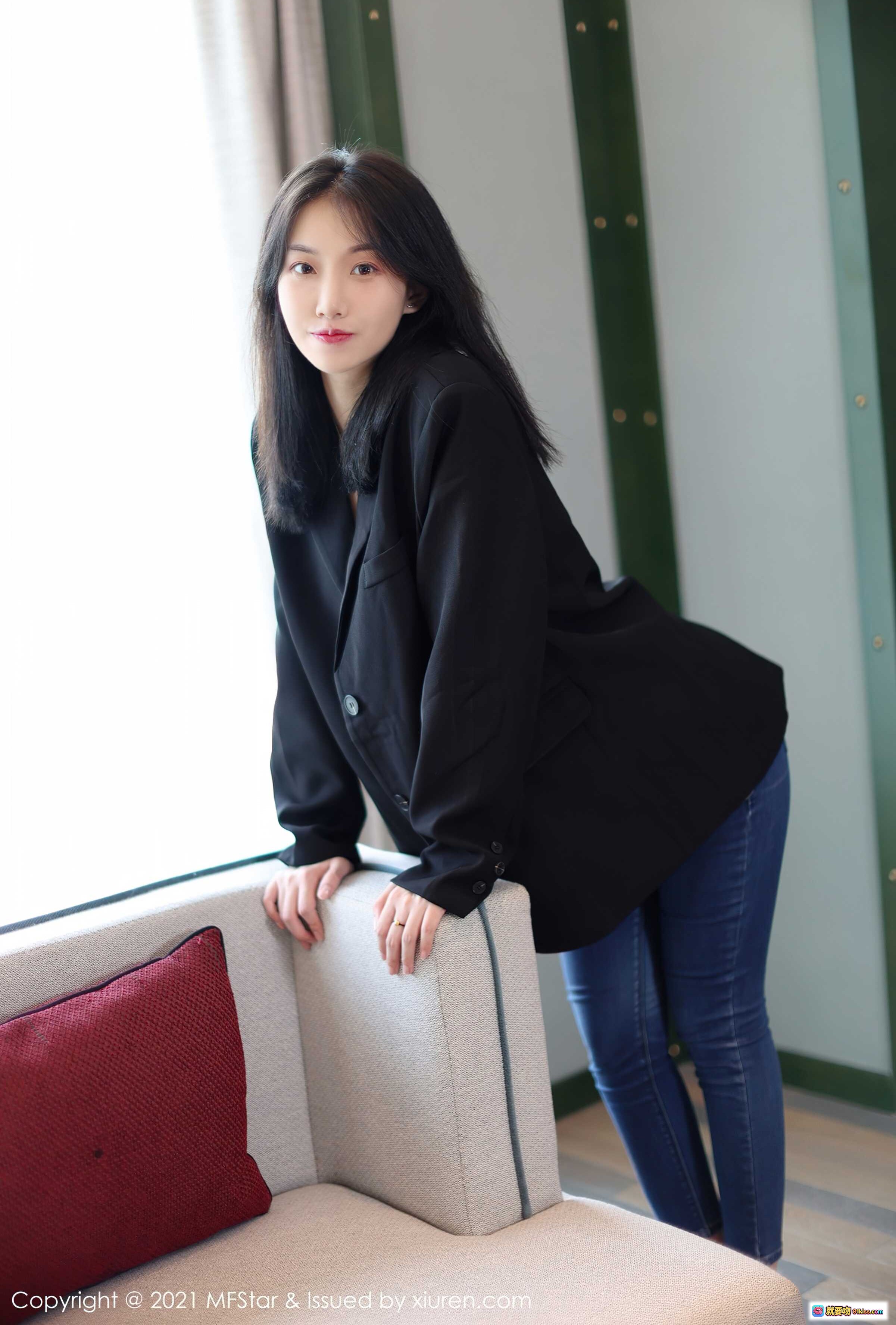 图片[6] - 黑色西装外套搭配紧身牛仔裤时尚写真 | 高跟鞋优雅造型 | 室内窗边自然光人像摄影 - 就要吻