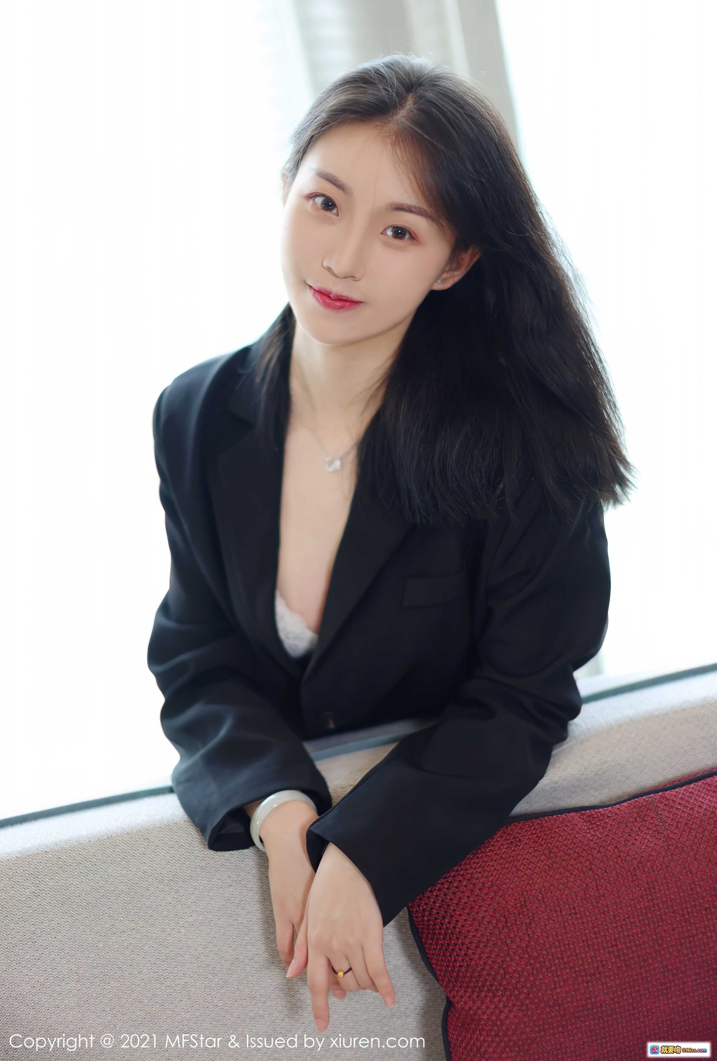 图片[9] - 黑色西装外套搭配紧身牛仔裤时尚写真 | 高跟鞋优雅造型 | 室内窗边自然光人像摄影 - 就要吻