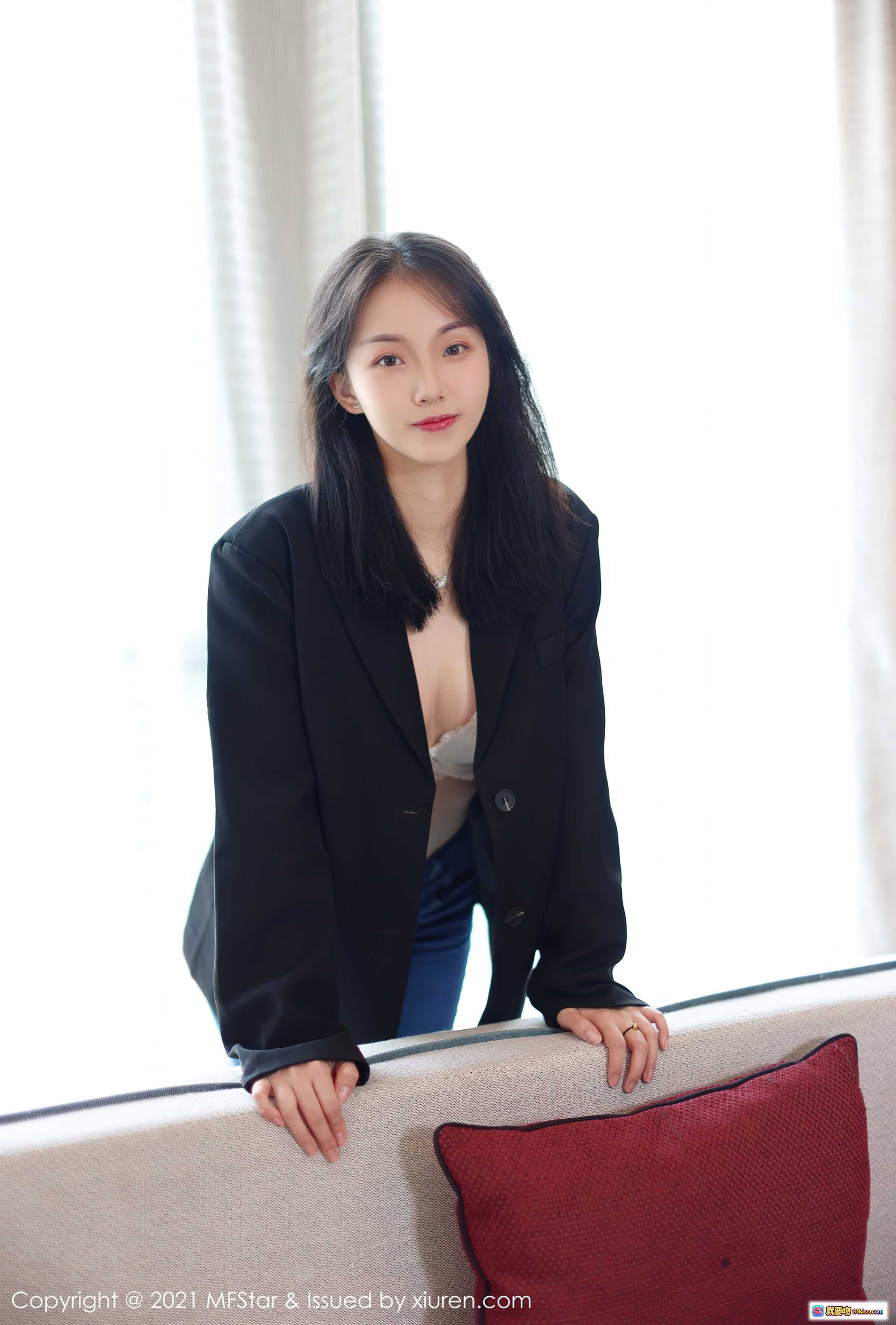 图片[8] - 黑色西装外套搭配紧身牛仔裤时尚写真 | 高跟鞋优雅造型 | 室内窗边自然光人像摄影 - 就要吻