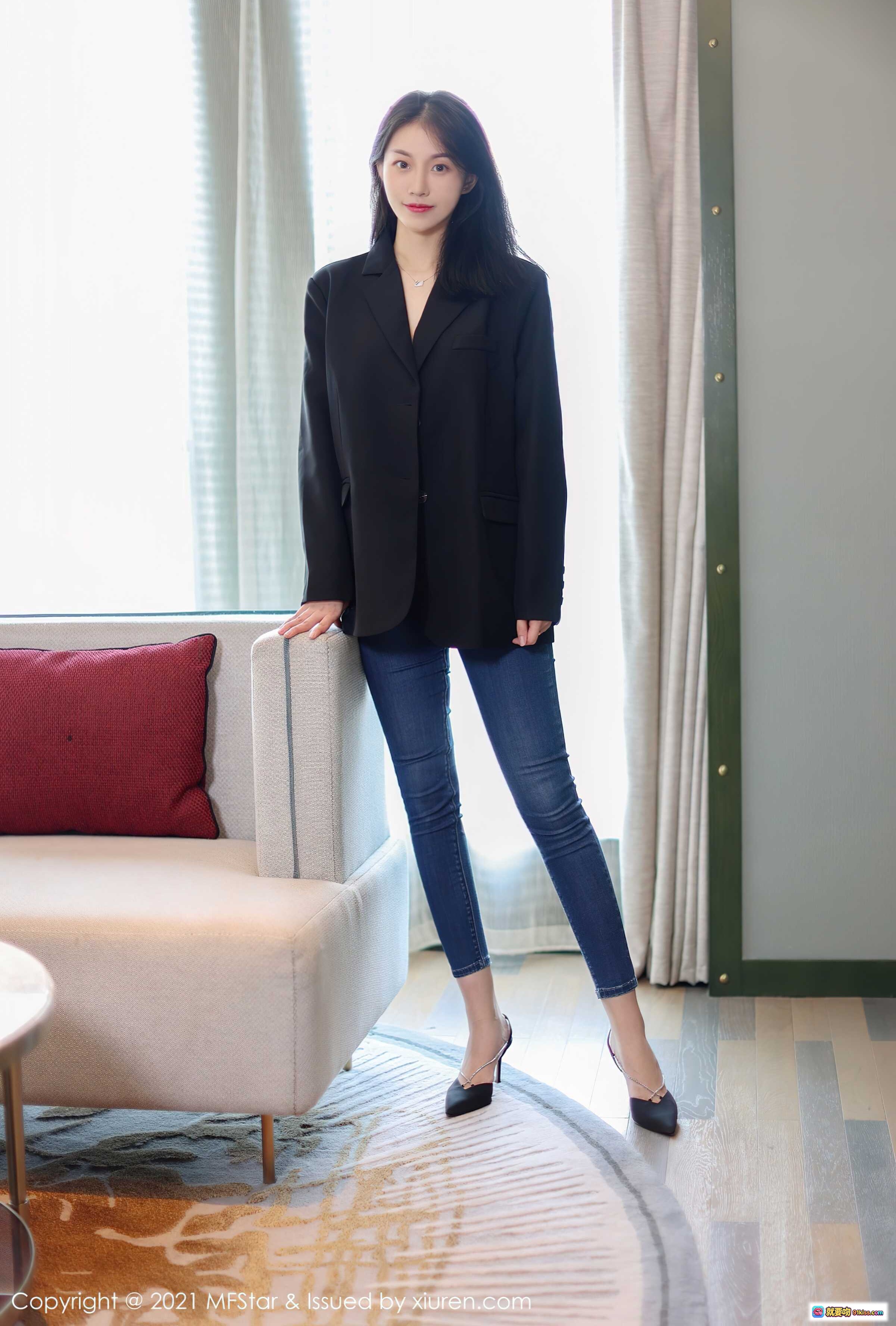 图片[1] - 黑色西装外套搭配紧身牛仔裤时尚写真 | 高跟鞋优雅造型 | 室内窗边自然光人像摄影 - 就要吻
