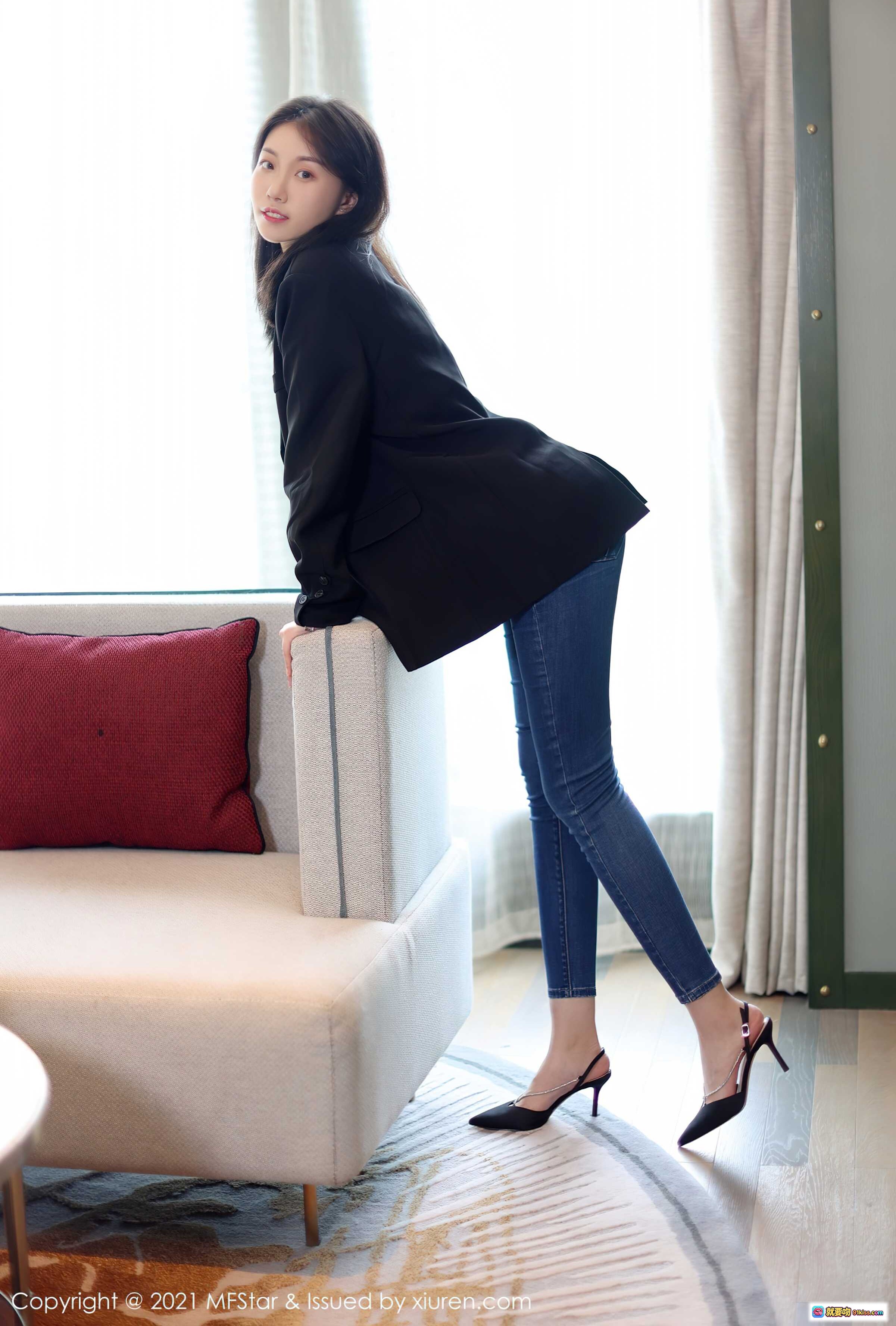 图片[4] - 黑色西装外套搭配紧身牛仔裤时尚写真 | 高跟鞋优雅造型 | 室内窗边自然光人像摄影 - 就要吻