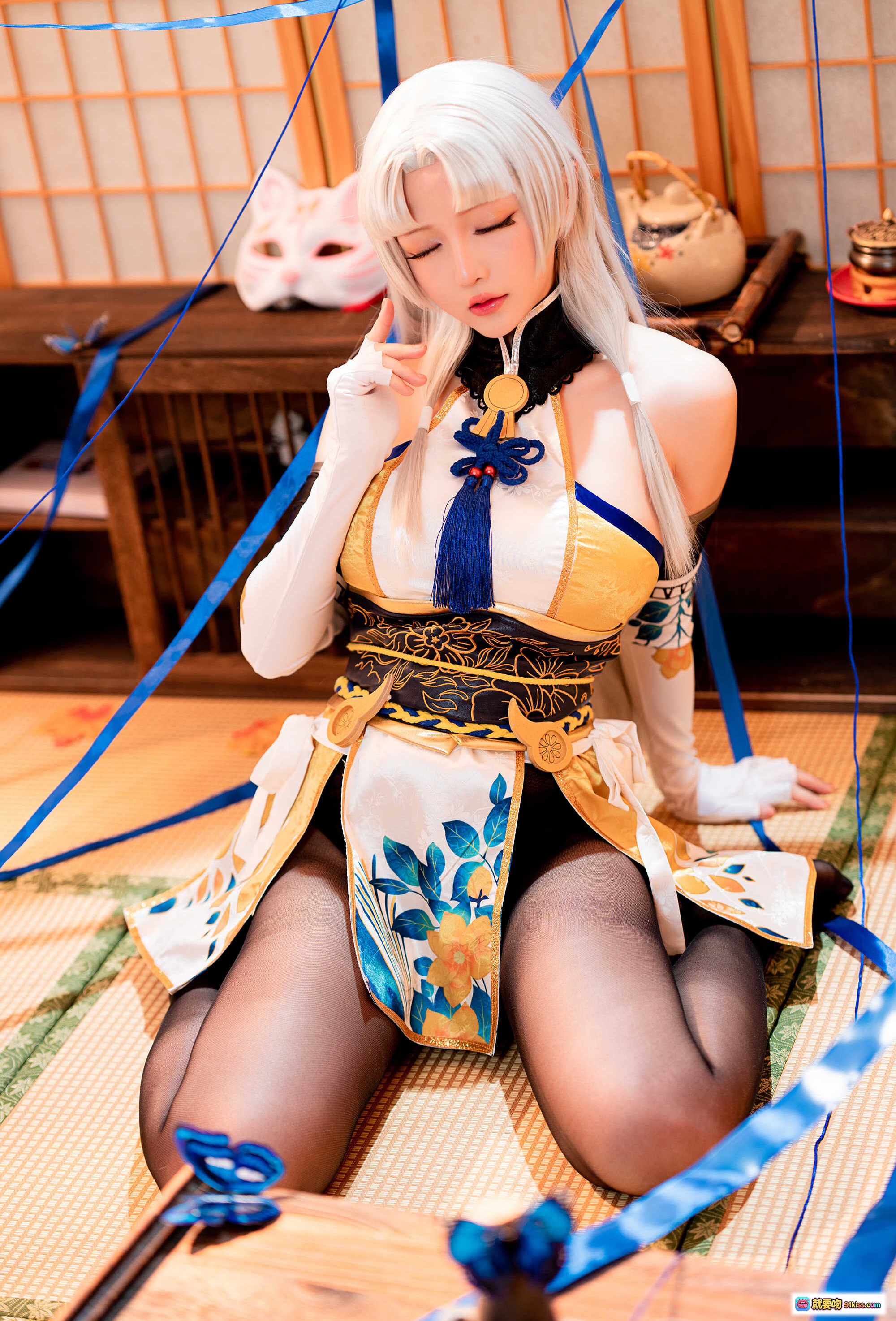 图片[2] - 星之迟迟NO.094胡桃Cosplay写真｜白发蓝丝带和风造型｜黑丝美腿日式榻榻米场景｜54P高清图集 - 就要吻