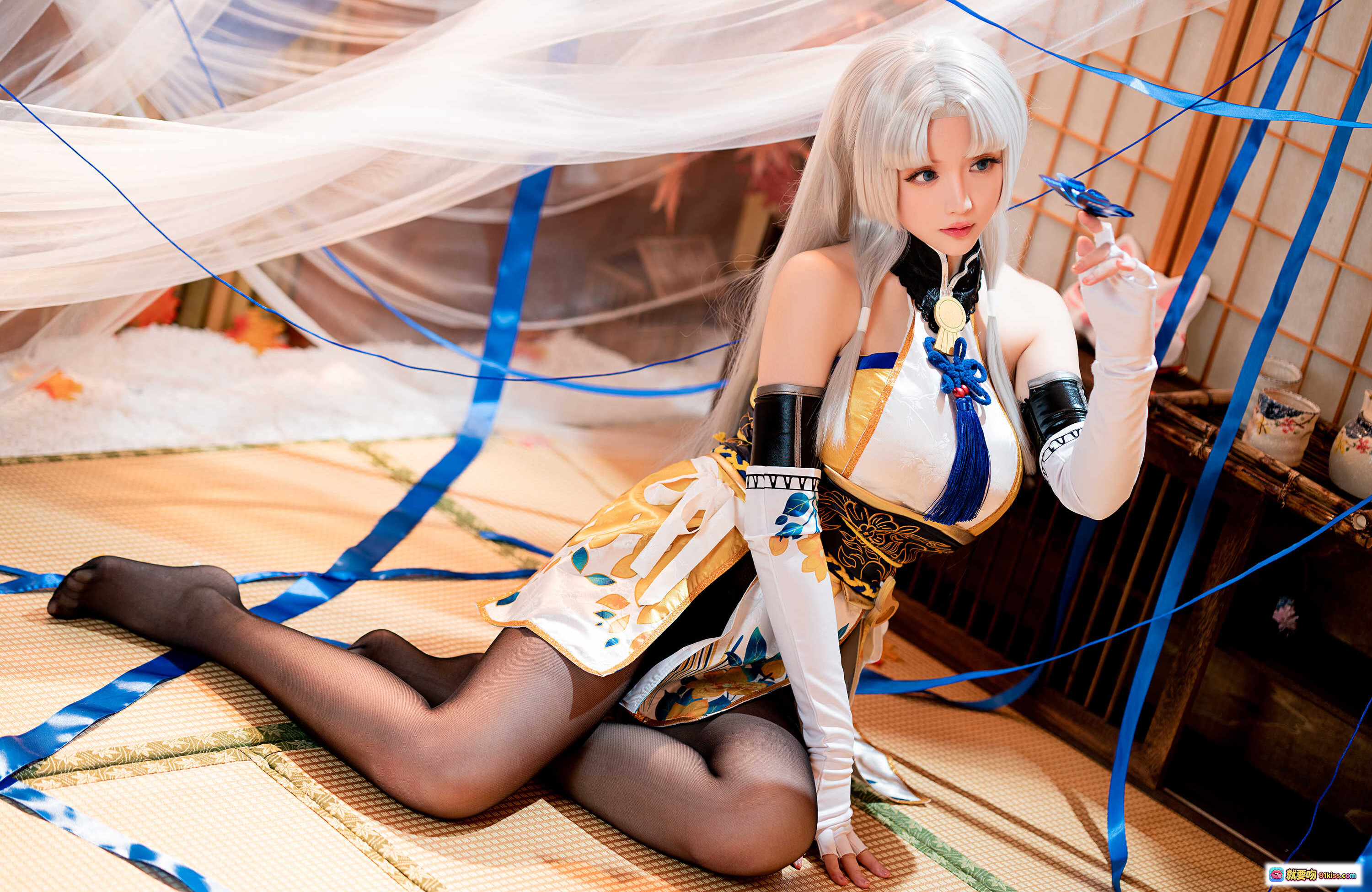 图片[4] - 星之迟迟NO.094胡桃Cosplay写真｜白发蓝丝带和风造型｜黑丝美腿日式榻榻米场景｜54P高清图集 - 就要吻