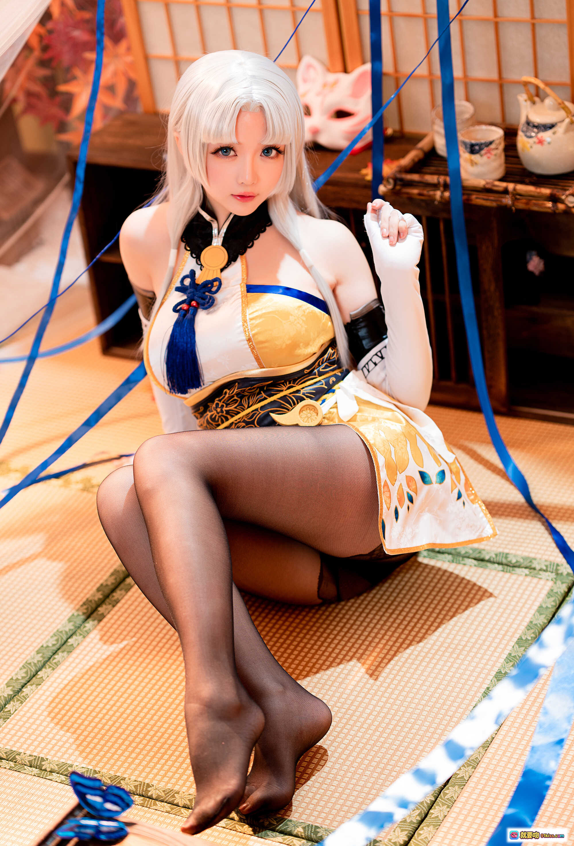 图片[1] - 星之迟迟NO.094胡桃Cosplay写真｜白发蓝丝带和风造型｜黑丝美腿日式榻榻米场景｜54P高清图集 - 就要吻