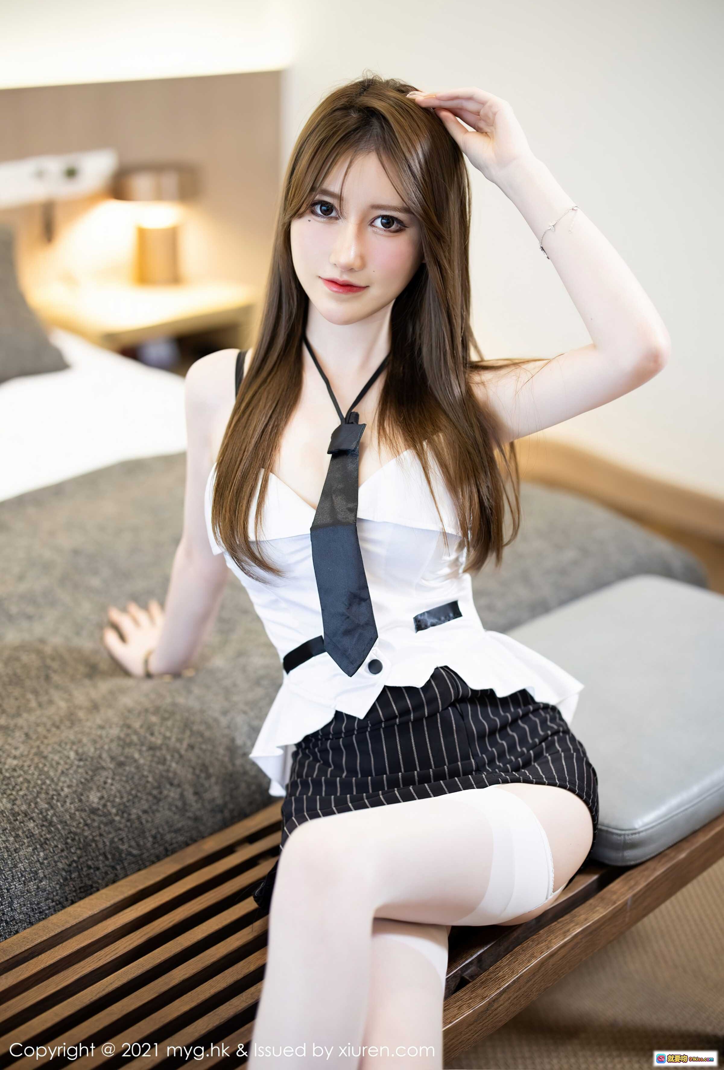 图片[1] - 美桃酱白色制服黑领带条纹短裙白丝美腿写真 – MyGirl美媛馆2021.08.11 Vol.571 - 就要吻