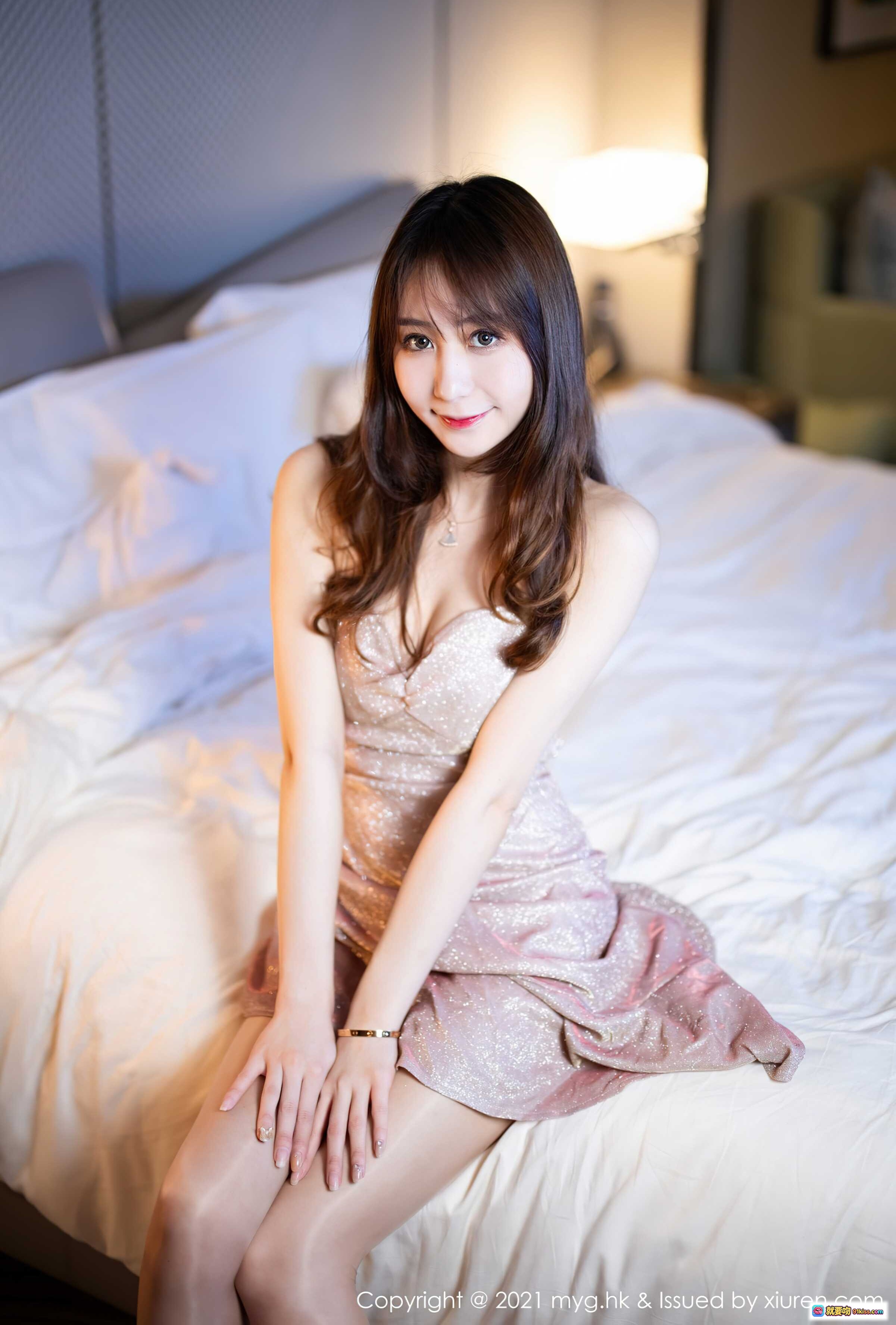 图片[4] - 水水er身穿闪亮粉色抹胸裙床上写真 | MyGirl美媛馆2021.08.19 Vol.577优雅性感私房照 - 就要吻