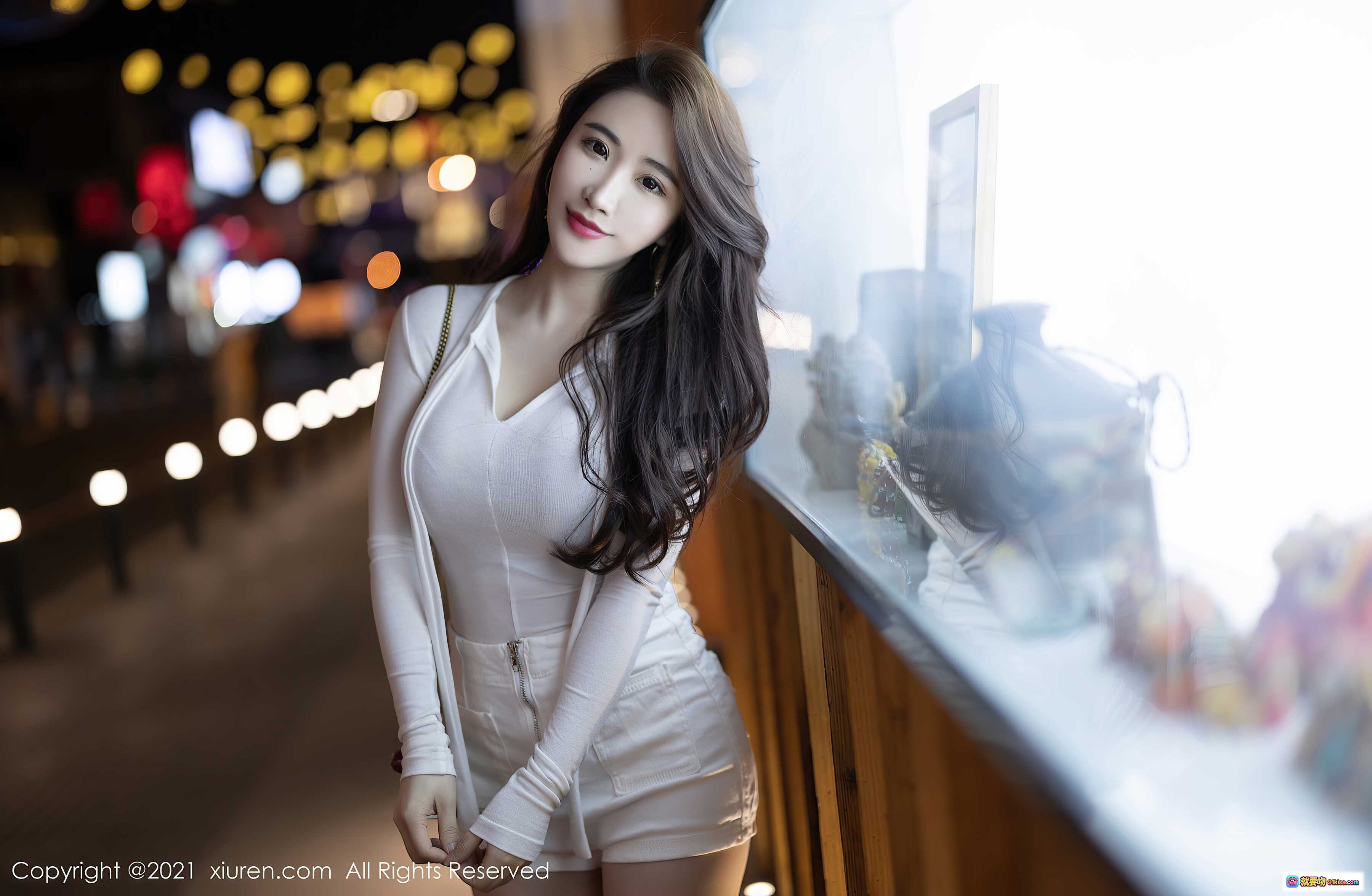 图片[5] - 夜景街拍美女Cherry绯月樱 白色长袖短裤时尚穿搭 城市灯光背景优雅背影写真 - 就要吻