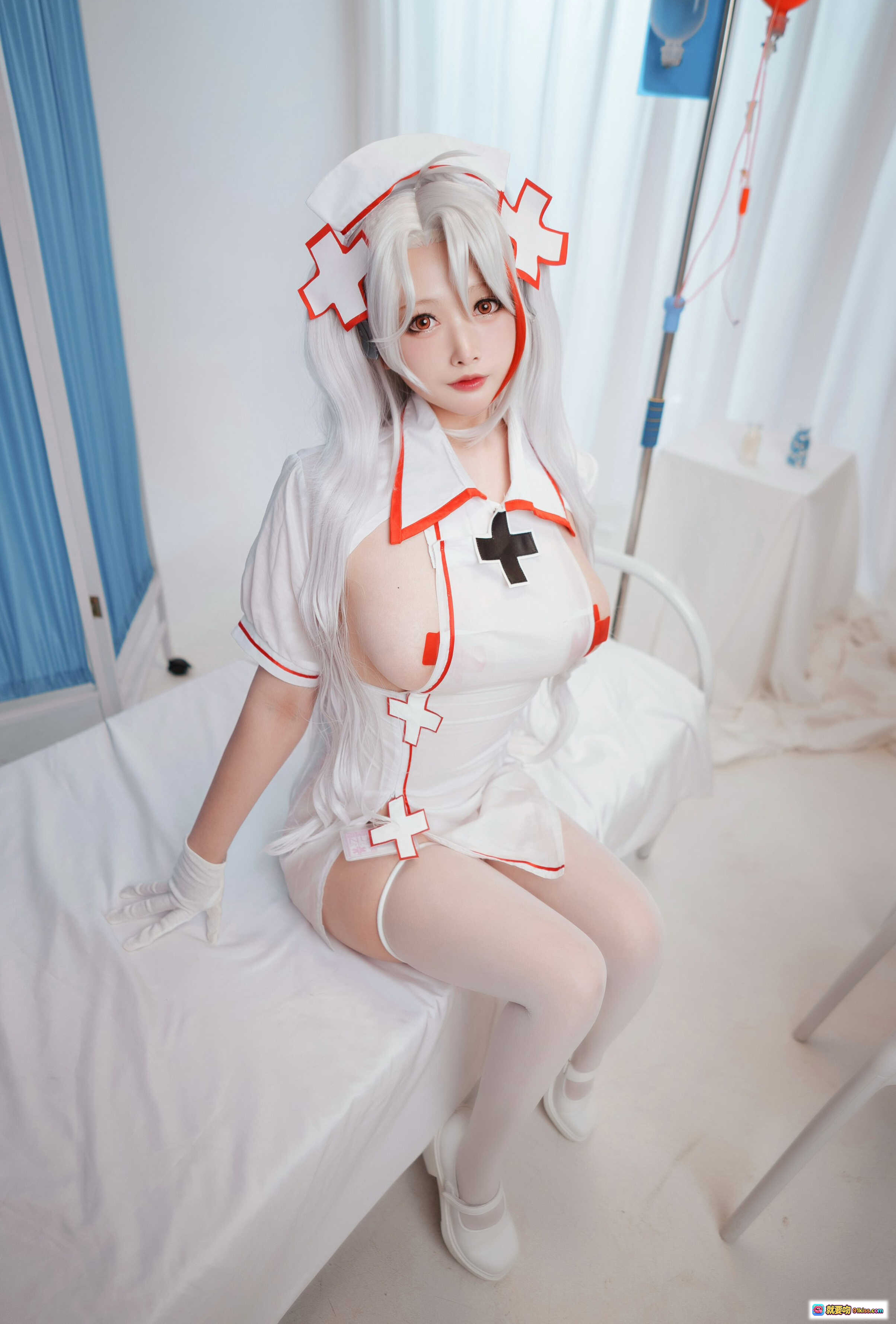 图片[5] - 念念_D NO.016 欧根护士cosplay写真 – 白发红十字护士装+白色丝袜+医疗道具+病房场景+精致妆容+25P高清图集 - 就要吻