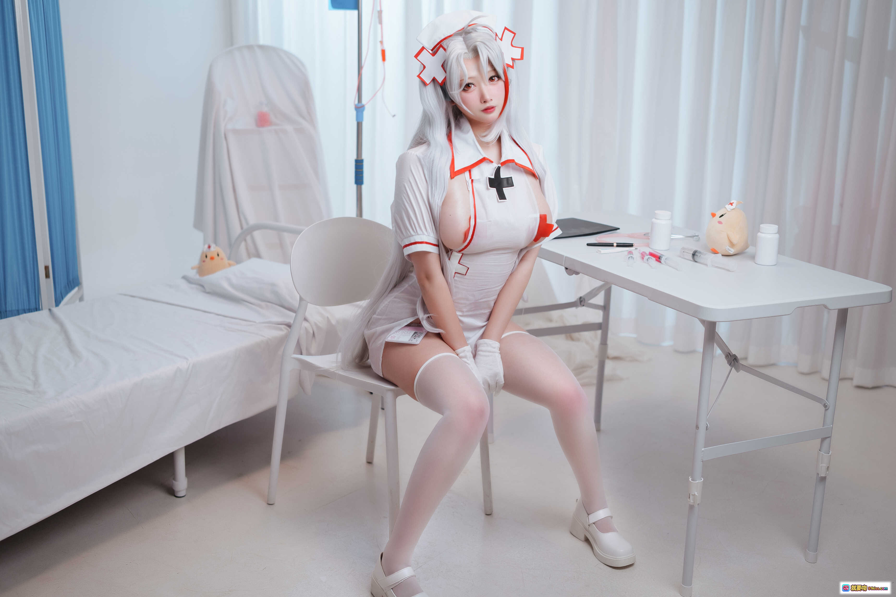 图片[4] - 念念_D NO.016 欧根护士cosplay写真 – 白发红十字护士装+白色丝袜+医疗道具+病房场景+精致妆容+25P高清图集 - 就要吻