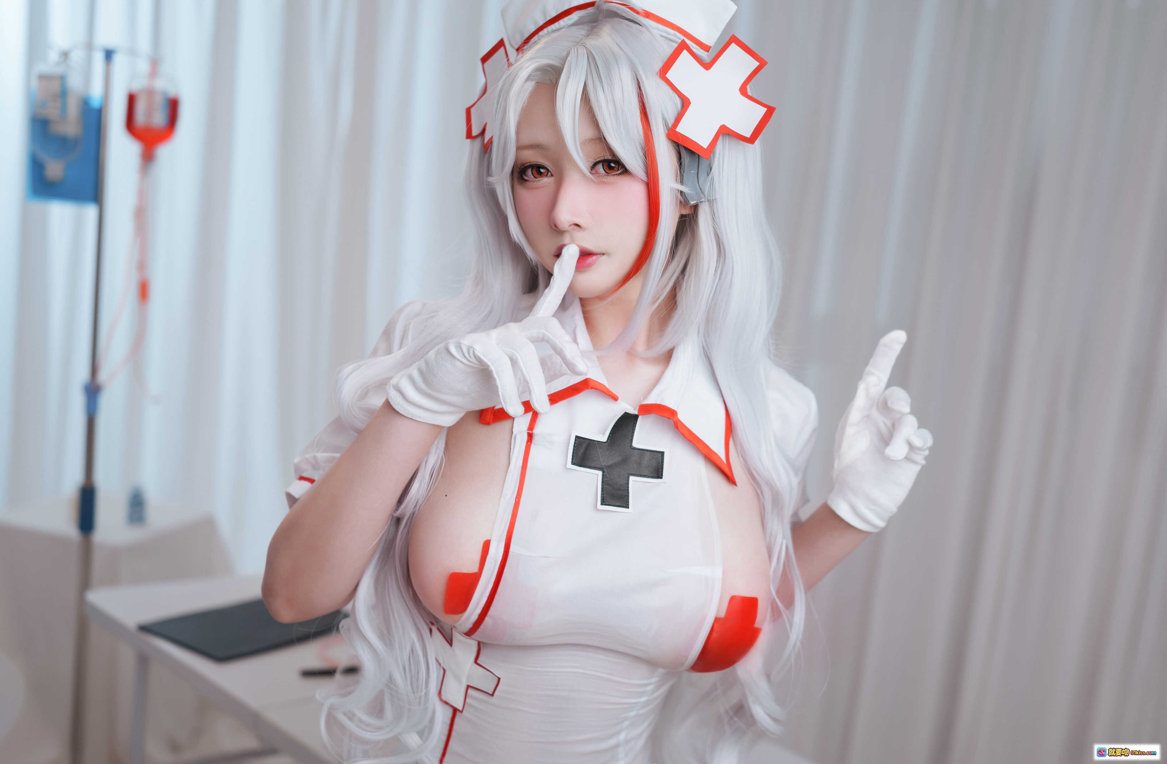图片[8] - 念念_D NO.016 欧根护士cosplay写真 – 白发红十字护士装+白色丝袜+医疗道具+病房场景+精致妆容+25P高清图集 - 就要吻