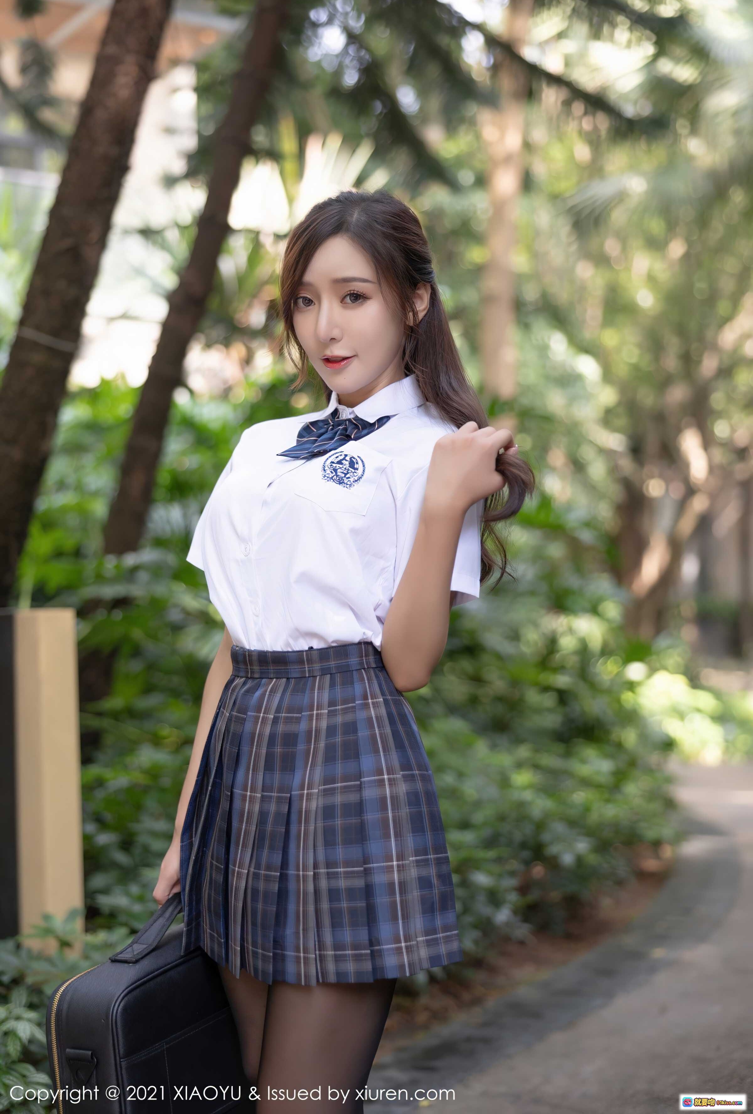 图片[3] - 王馨瑶yanni校园风写真｜白衬衫格子裙黑丝美腿｜手持书包户外绿植背景｜XIAOYU Vol.604高清图集 - 就要吻