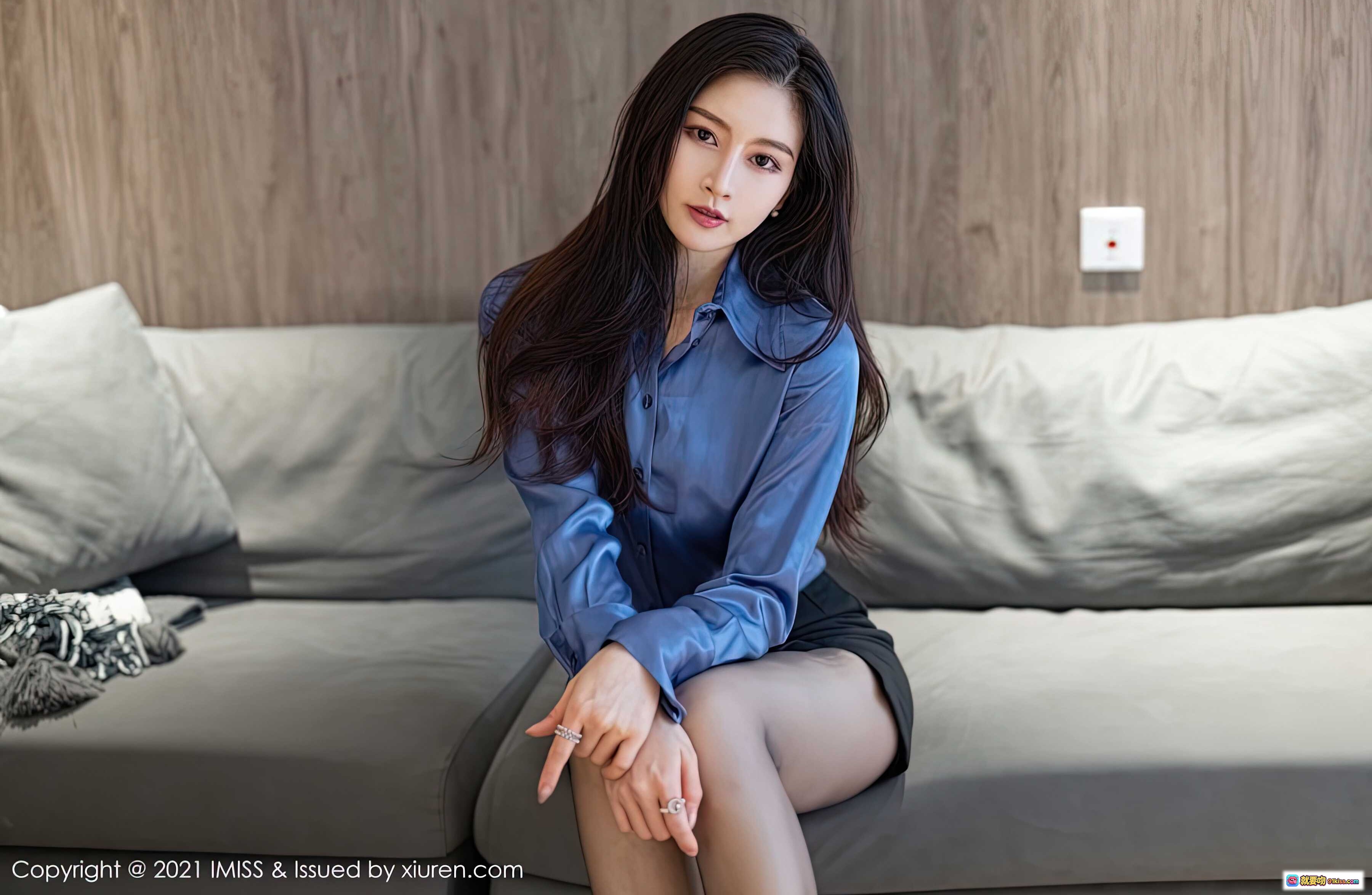 图片[7] - IMiss 2021.06.18 Vol.604 Vanessa 蓝衬衫黑短裙丝袜高跟美腿沙发写真 - 就要吻