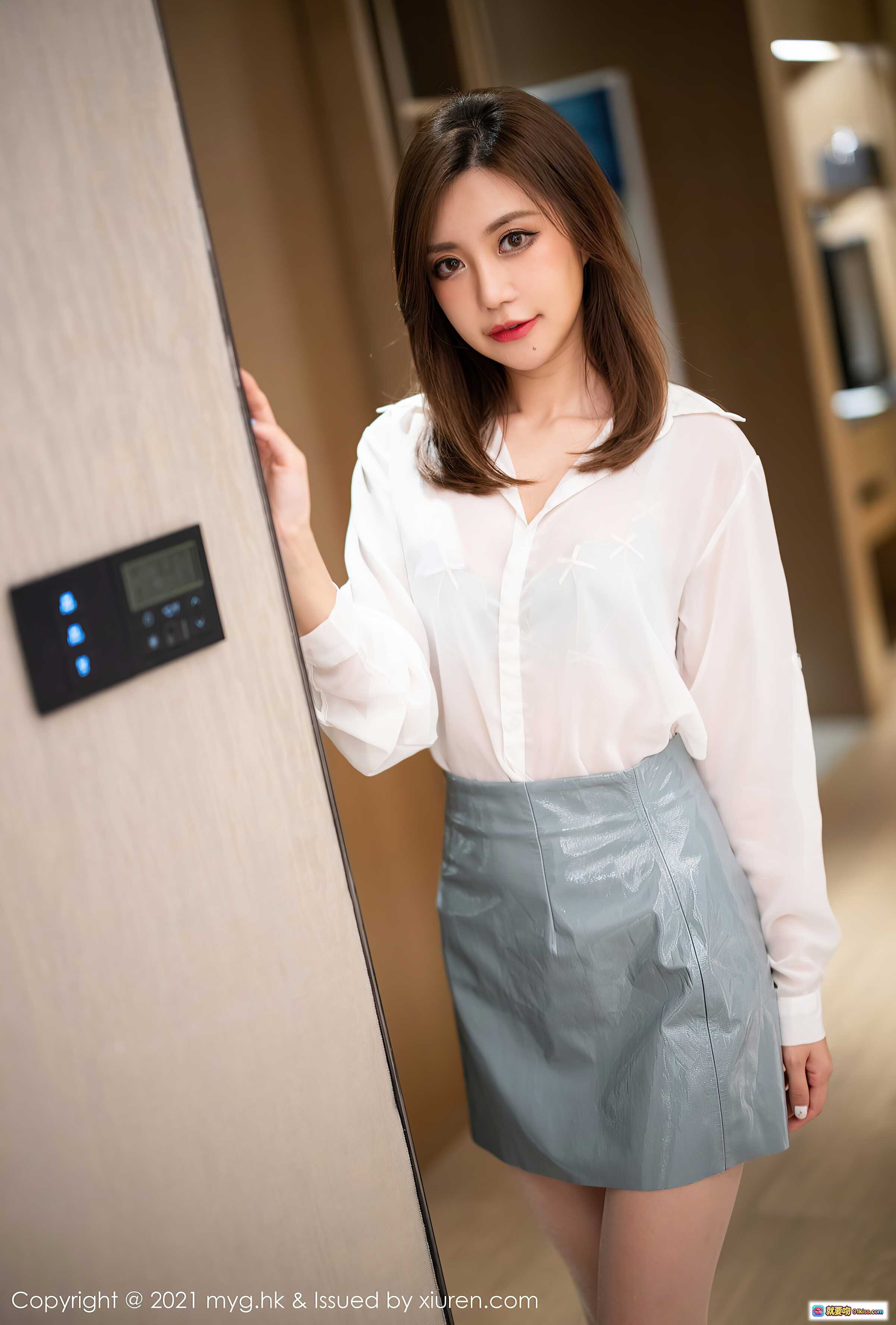 绮里嘉Carina皮裙写真｜MyGirl美媛馆2021.08.27 VOL.583 白衬衫搭配灰色亮面短裙优雅性感室内拍摄 - 就要吻