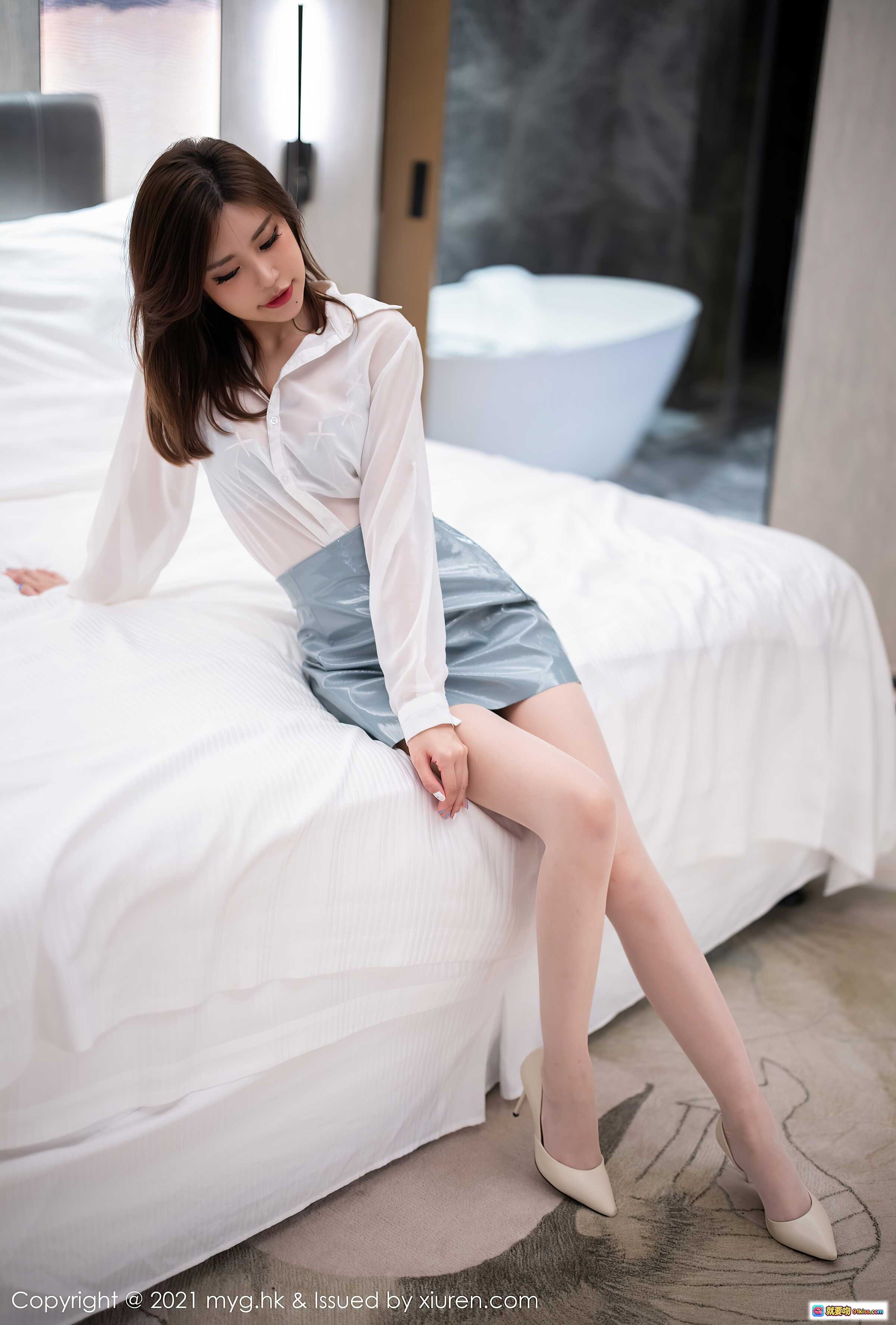 图片[8] - 绮里嘉Carina皮裙写真｜MyGirl美媛馆2021.08.27 VOL.583 白衬衫搭配灰色亮面短裙优雅性感室内拍摄 - 就要吻