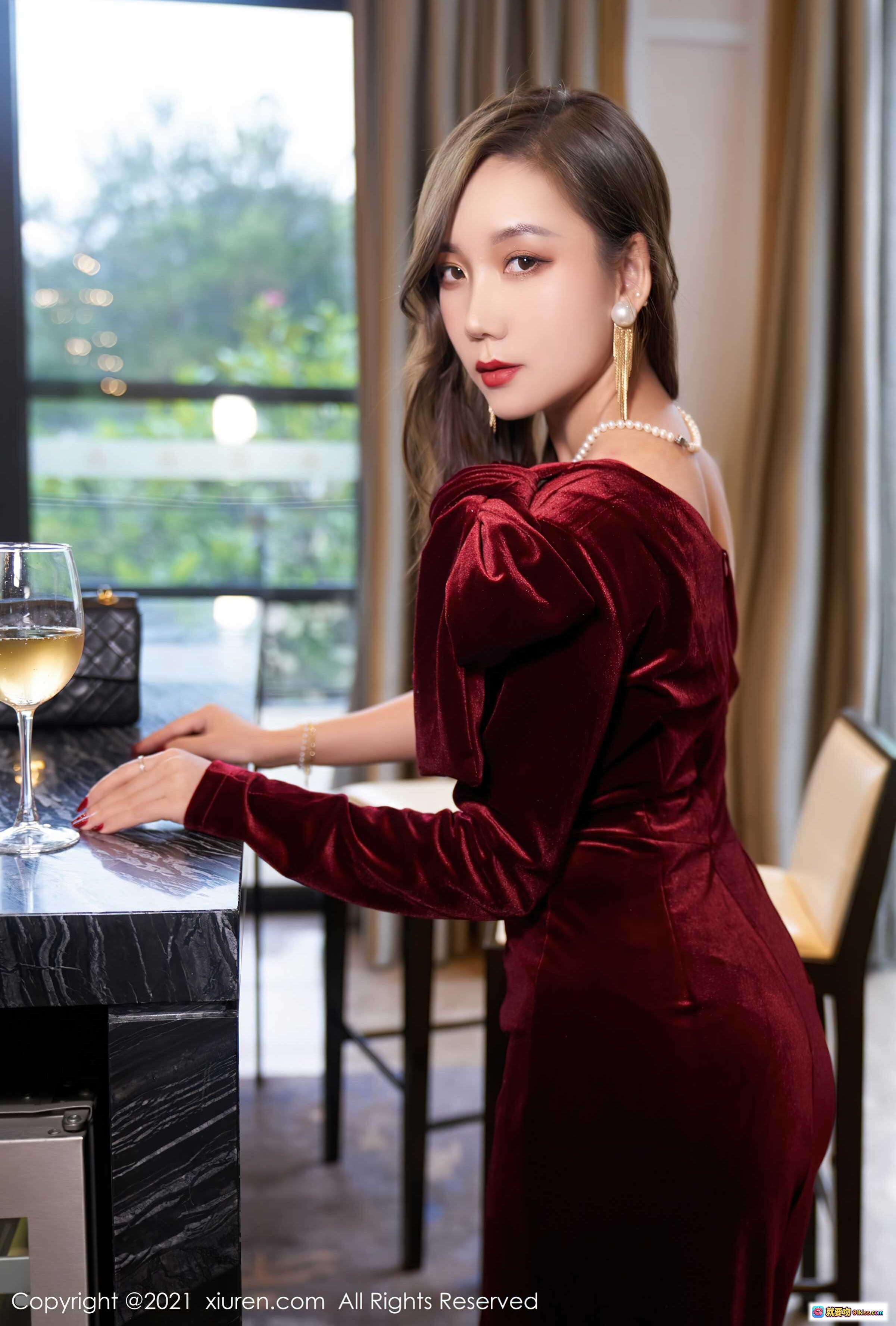 图片[7] - 艾静香酒红丝绒长裙优雅写真 | 珍珠耳环项链搭配 | 室内窗边柔光人像 | XiuRen秀人网No.3807高清美图 - 就要吻