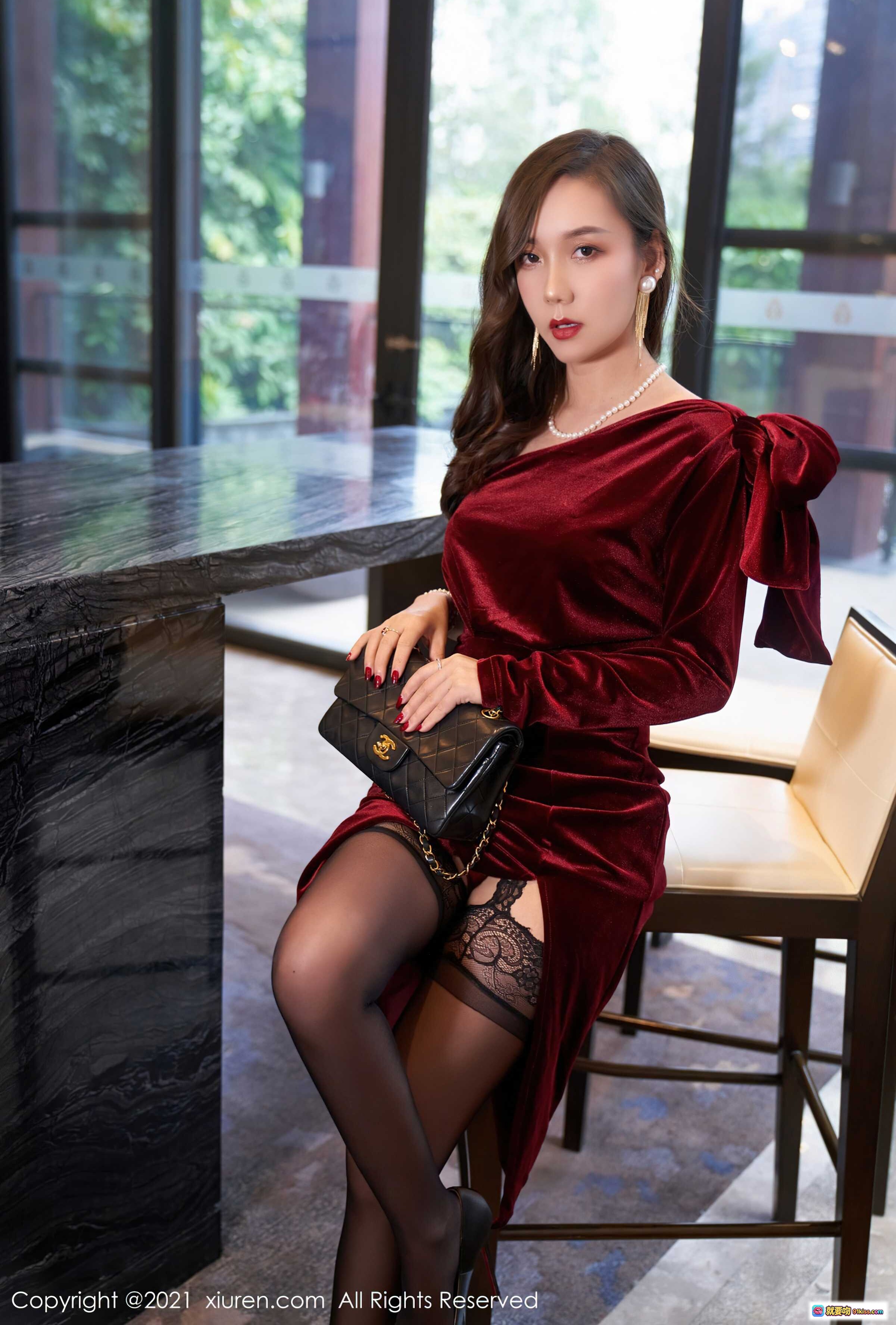 图片[9] - 艾静香酒红丝绒长裙优雅写真 | 珍珠耳环项链搭配 | 室内窗边柔光人像 | XiuRen秀人网No.3807高清美图 - 就要吻