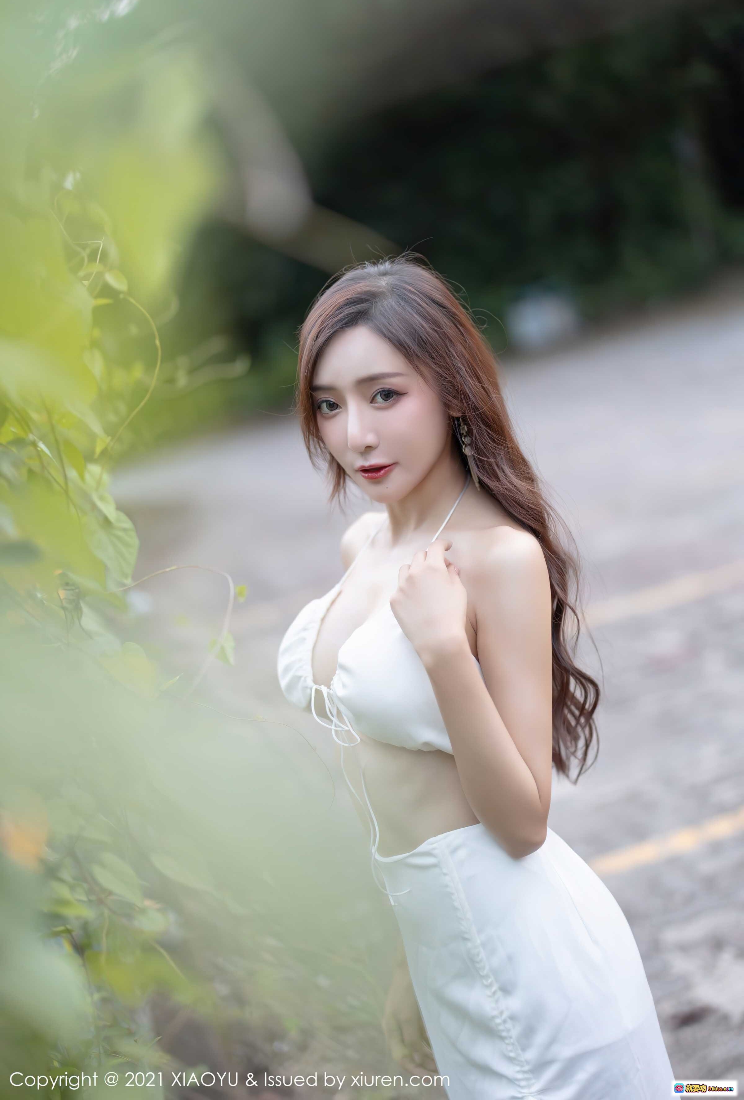图片[4] - 王馨瑶yanni白色露脐上衣高开叉长裙性感写真_2021XIAOYU Vol.600户外铁艺栅栏绿植背景美腿高跟鞋优雅姿态 - 就要吻