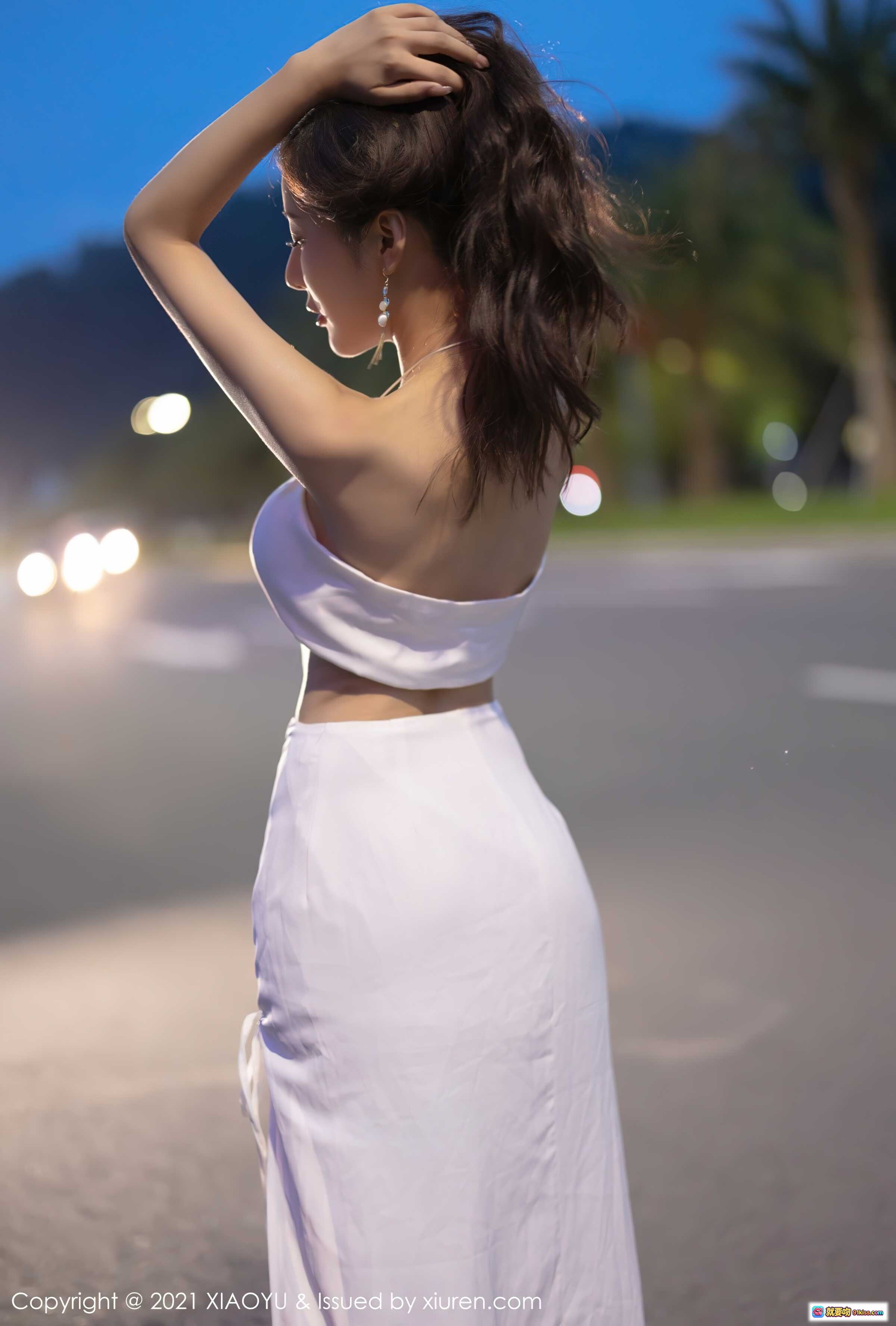 图片[9] - 王馨瑶yanni白色露脐上衣高开叉长裙性感写真_2021XIAOYU Vol.600户外铁艺栅栏绿植背景美腿高跟鞋优雅姿态 - 就要吻