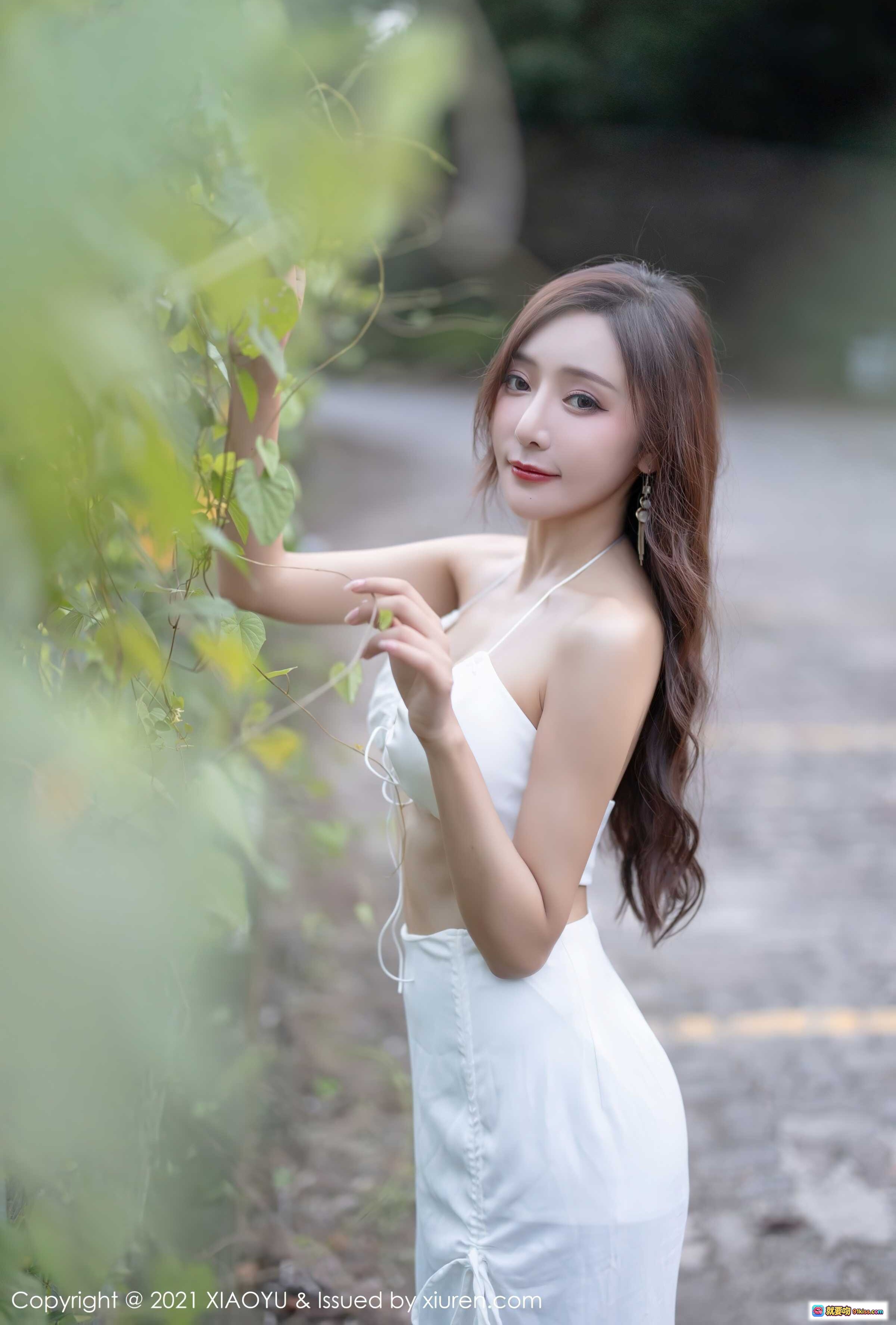 图片[5] - 王馨瑶yanni白色露脐上衣高开叉长裙性感写真_2021XIAOYU Vol.600户外铁艺栅栏绿植背景美腿高跟鞋优雅姿态 - 就要吻