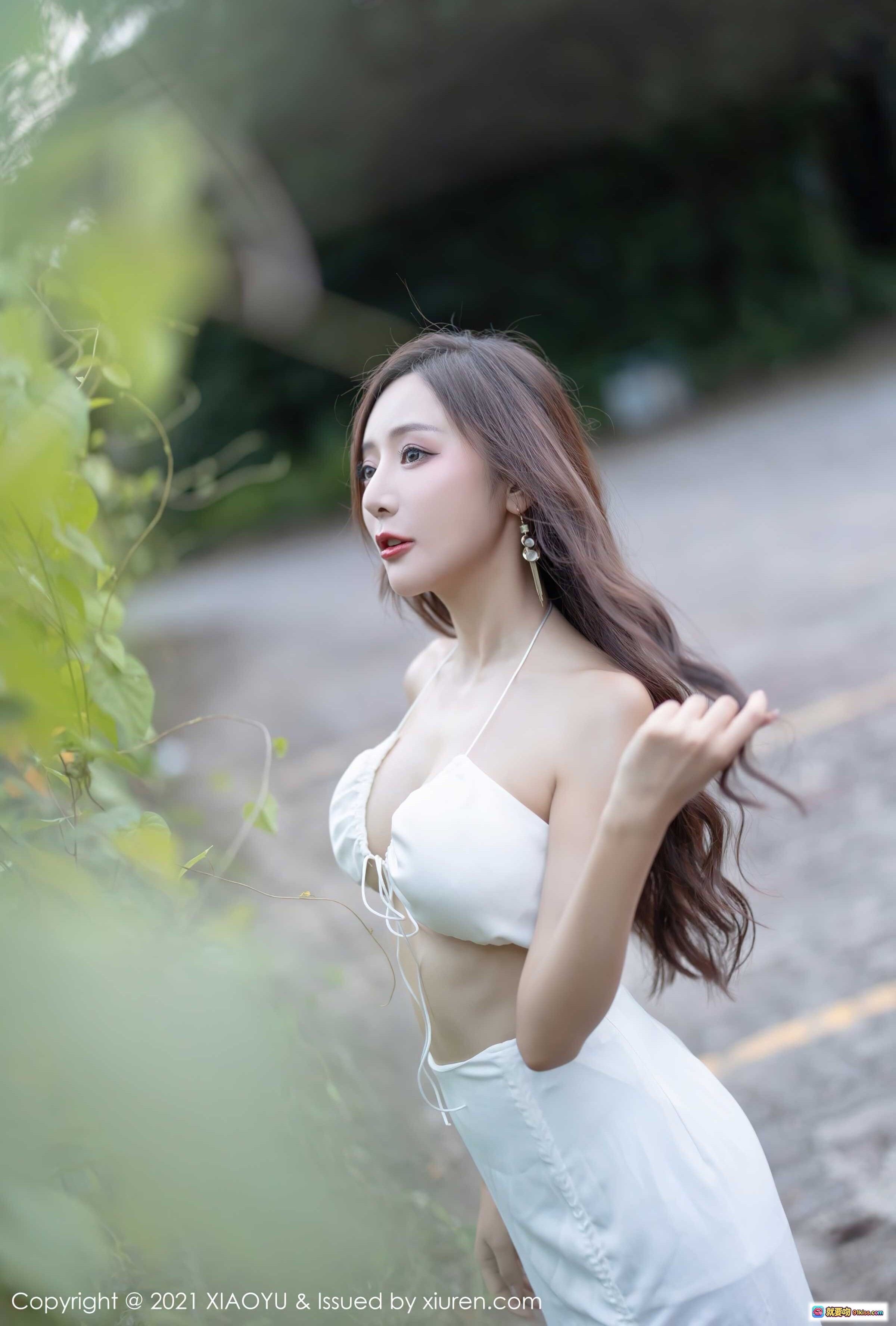 图片[3] - 王馨瑶yanni白色露脐上衣高开叉长裙性感写真_2021XIAOYU Vol.600户外铁艺栅栏绿植背景美腿高跟鞋优雅姿态 - 就要吻